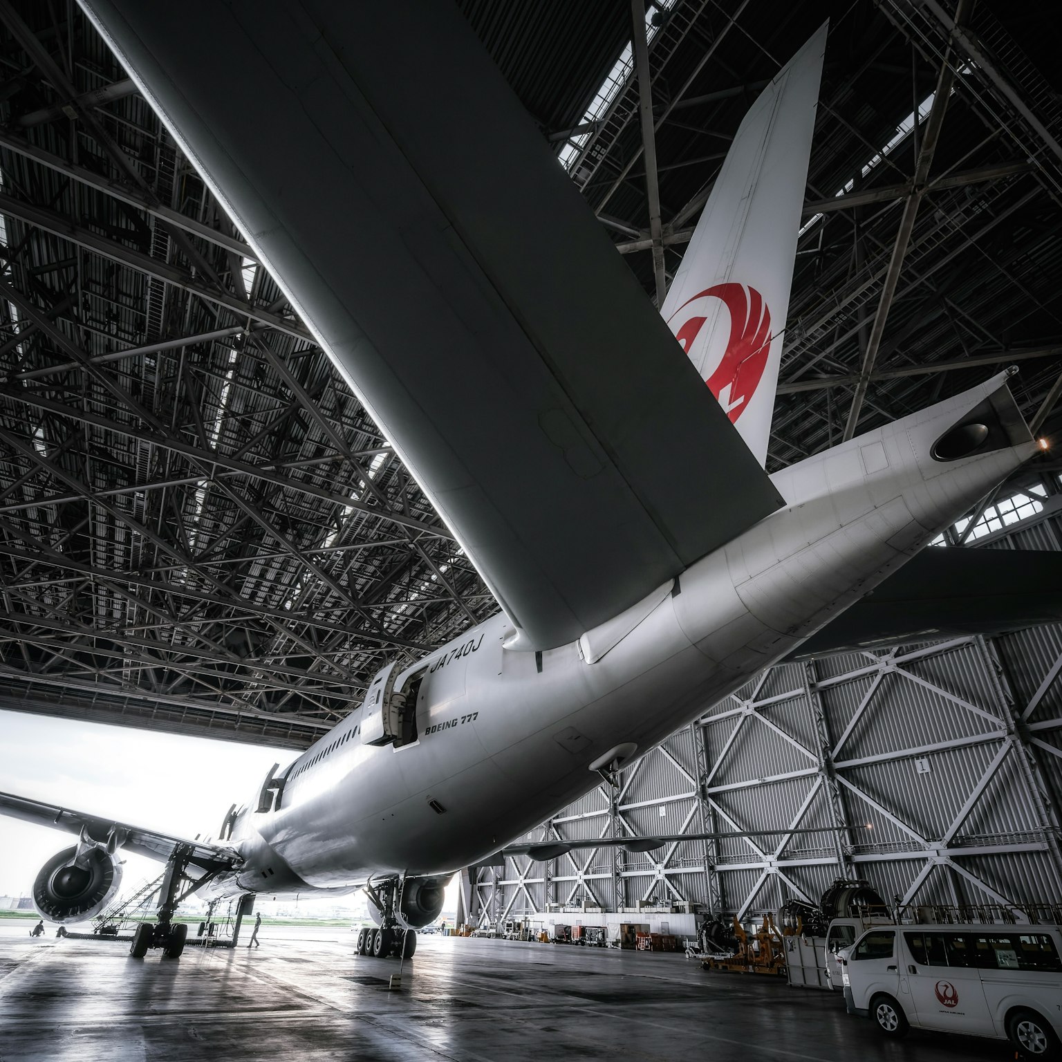 飛機停在機庫內，機翼上有紅色標誌