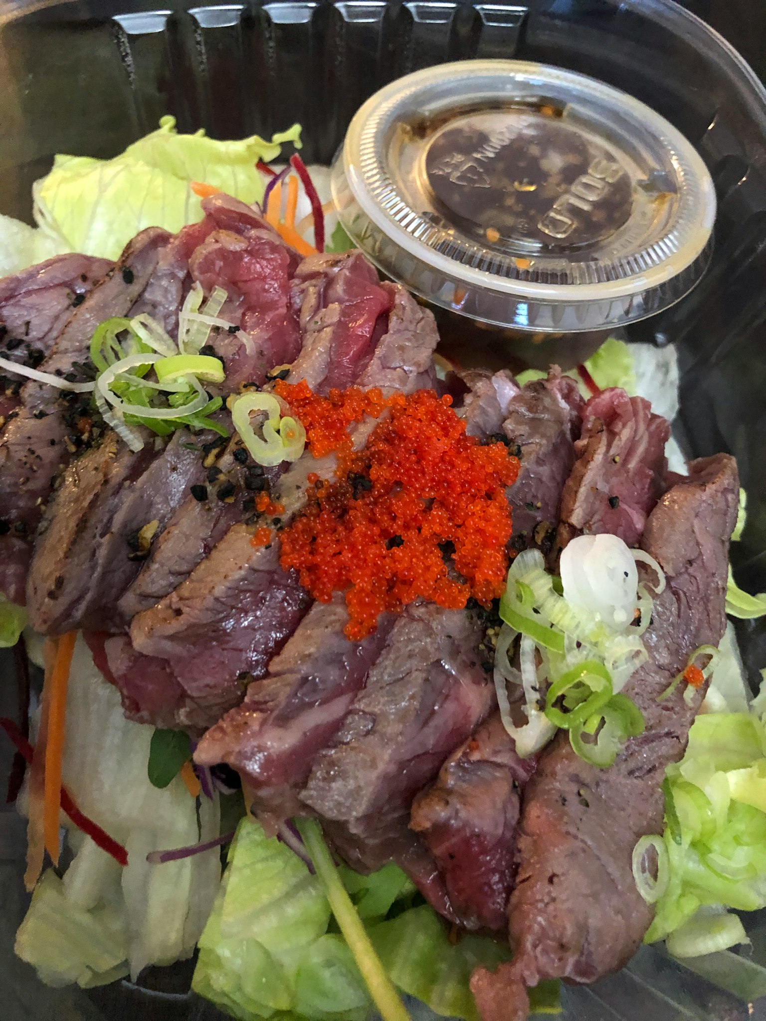 切片肉和鱼卵装饰的沙拉