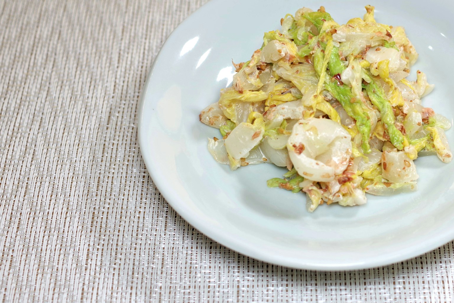 Chou sauté servi dans une assiette blanche