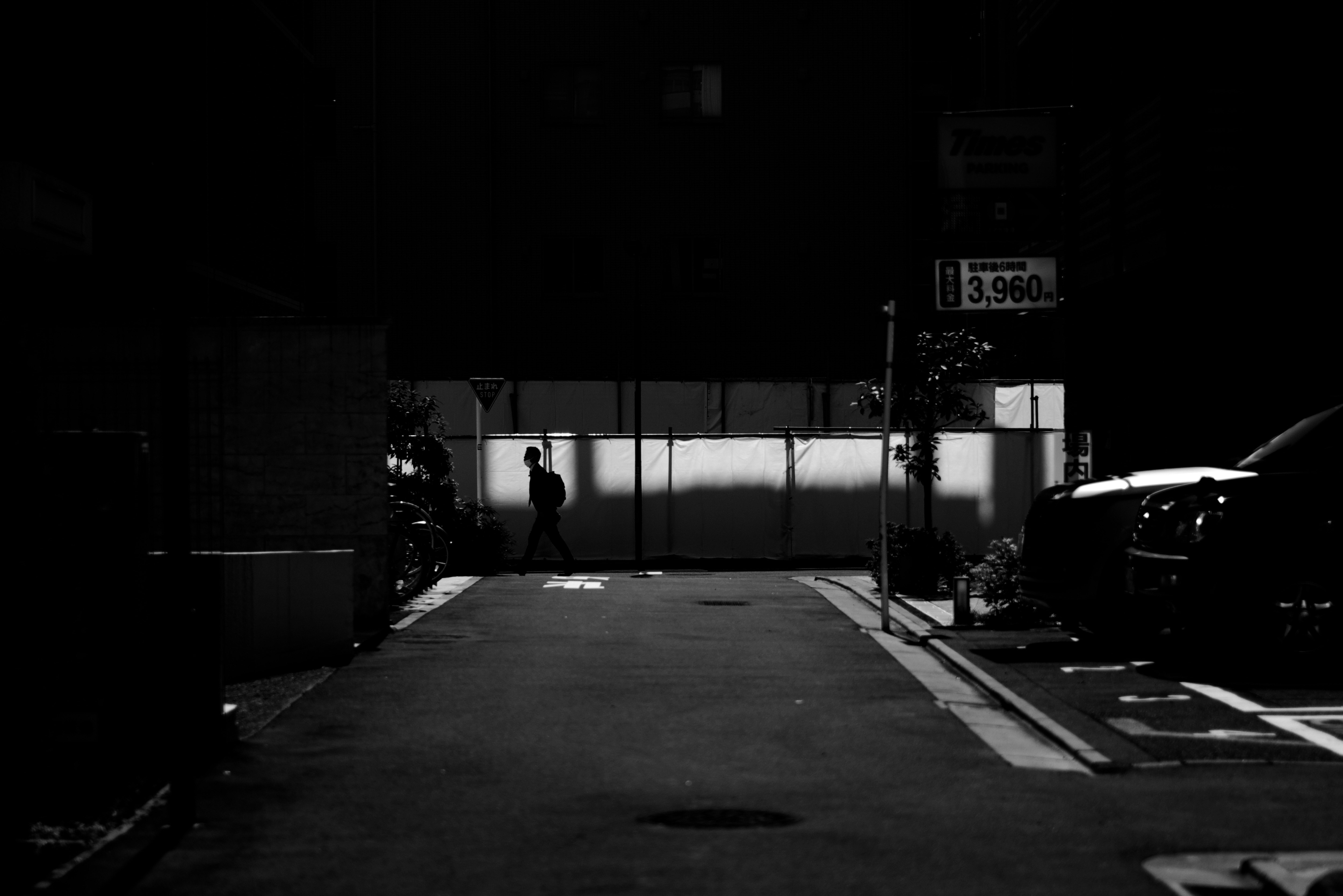 夜晚小巷的路灯与停车位场景