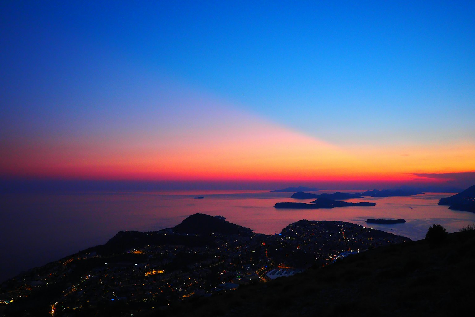 Bellissimo paesaggio del mare e delle isole al tramonto
