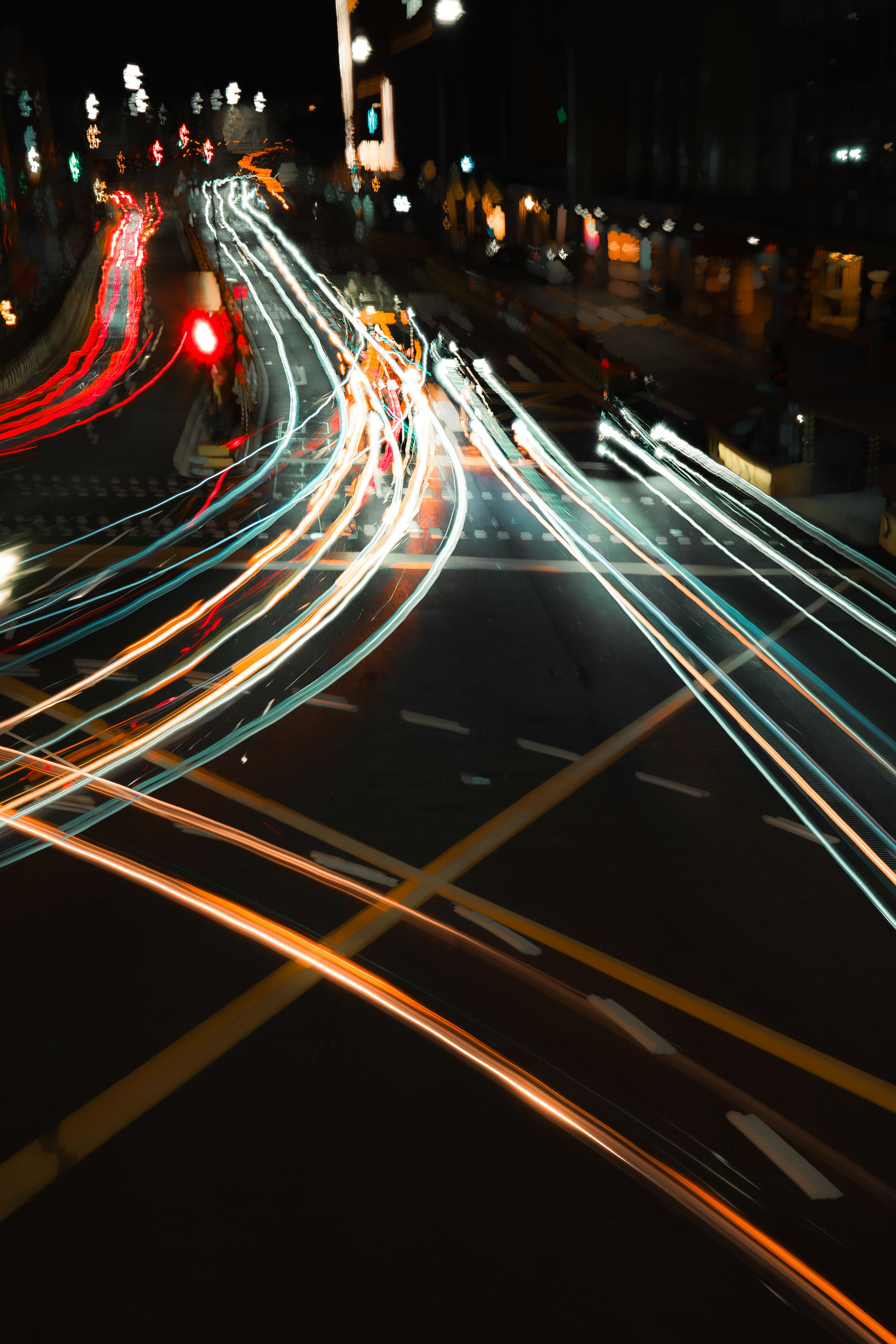 夜の高速道路を走る車の光跡