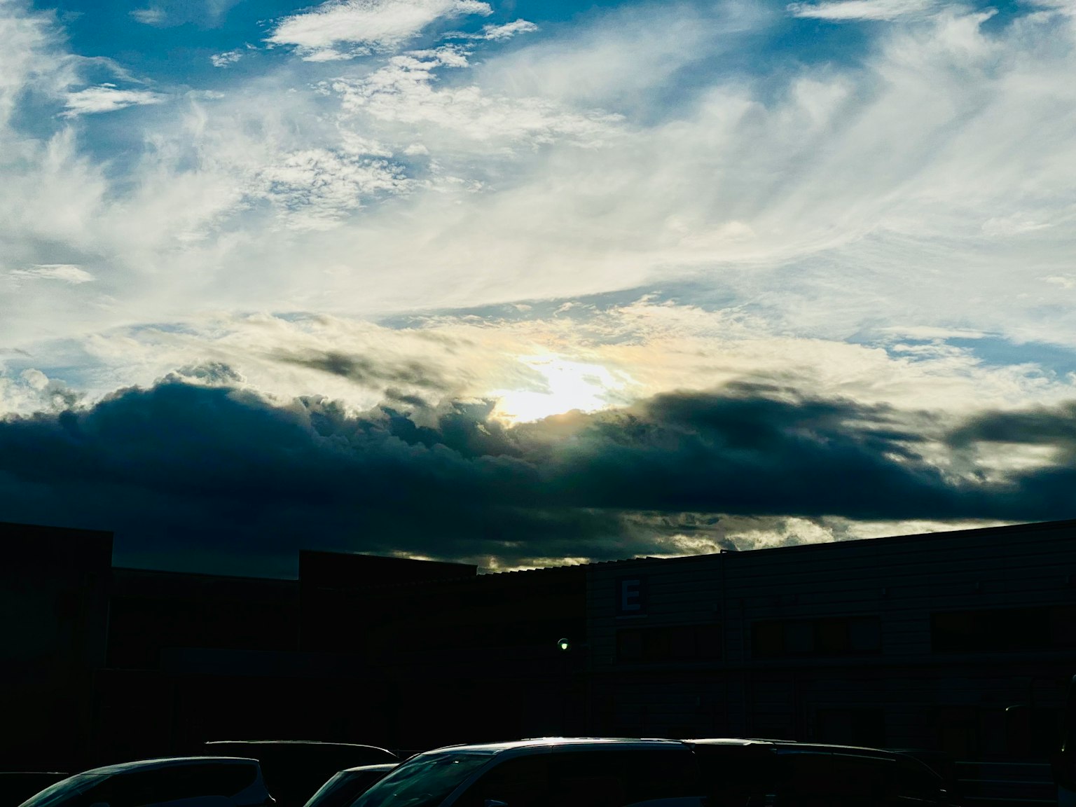 Una vista della luce del sole che si fa strada tra le nuvole in un cielo parzialmente nuvoloso