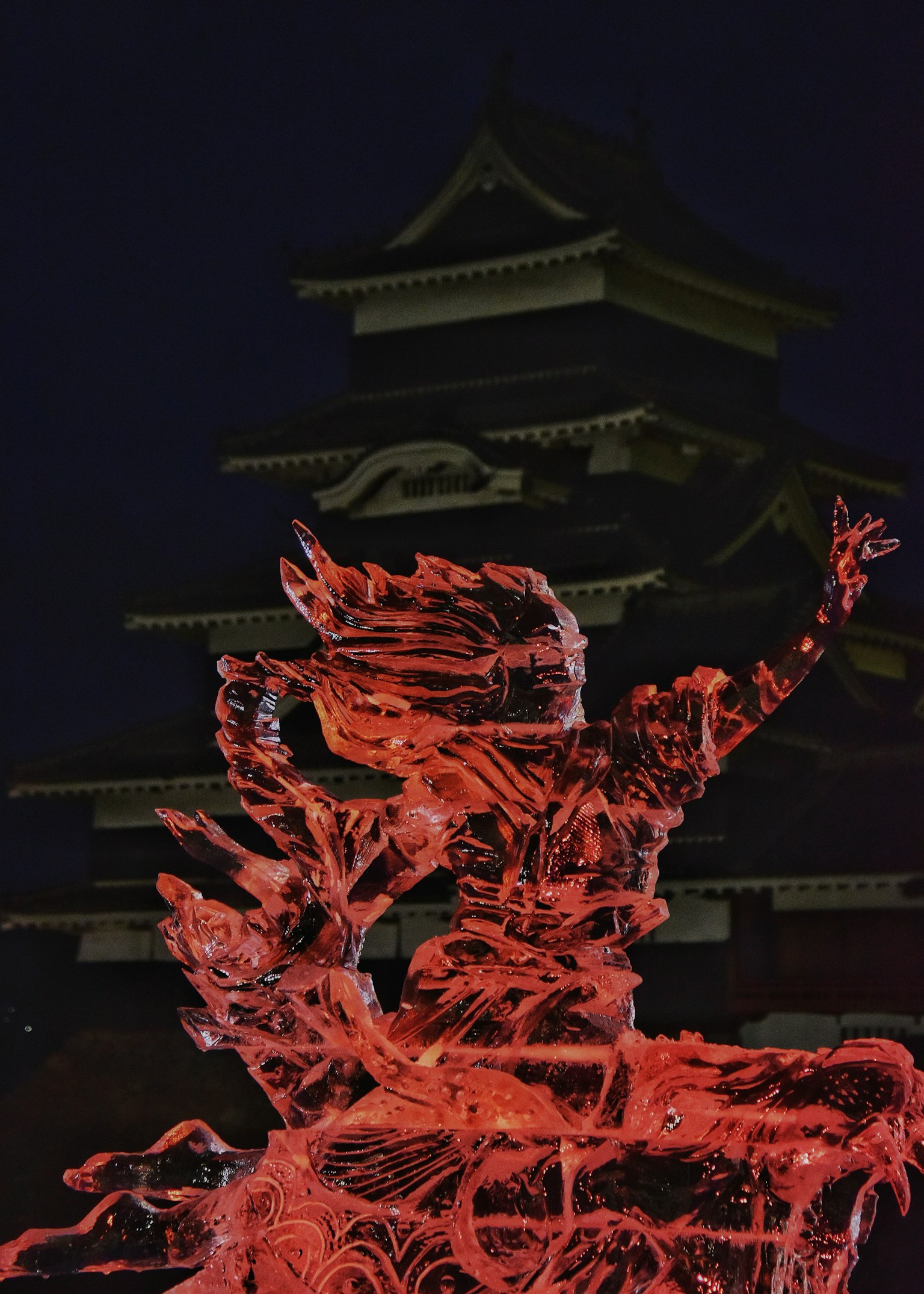 夜間前景中有紅色冰雕，背景是傳統日本建築
