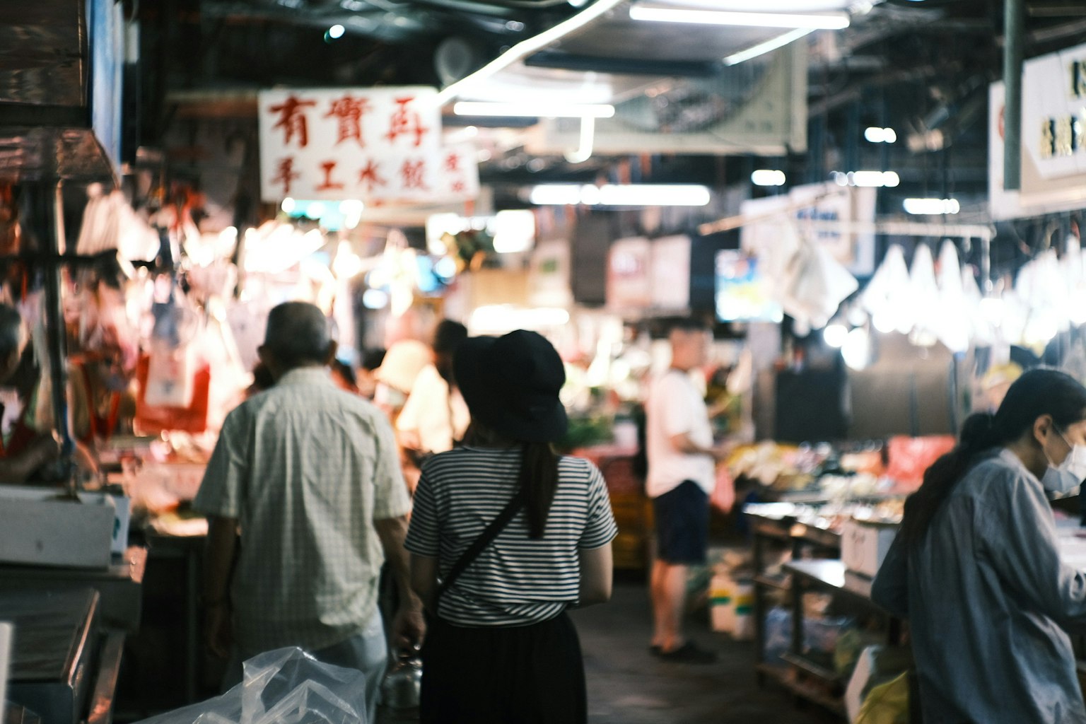 热闹的市场场景，有人走动和各种摊位