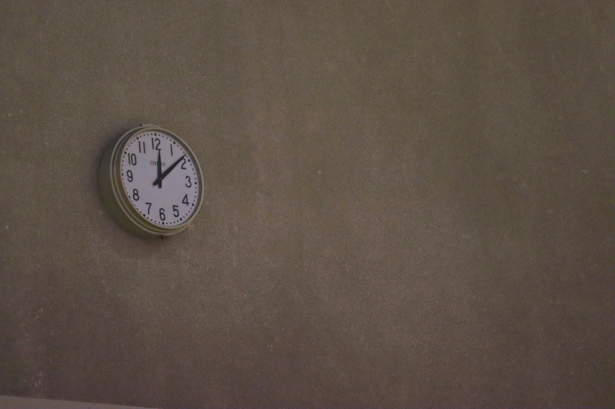 ruhiger Innenraum mit einer Wanduhr