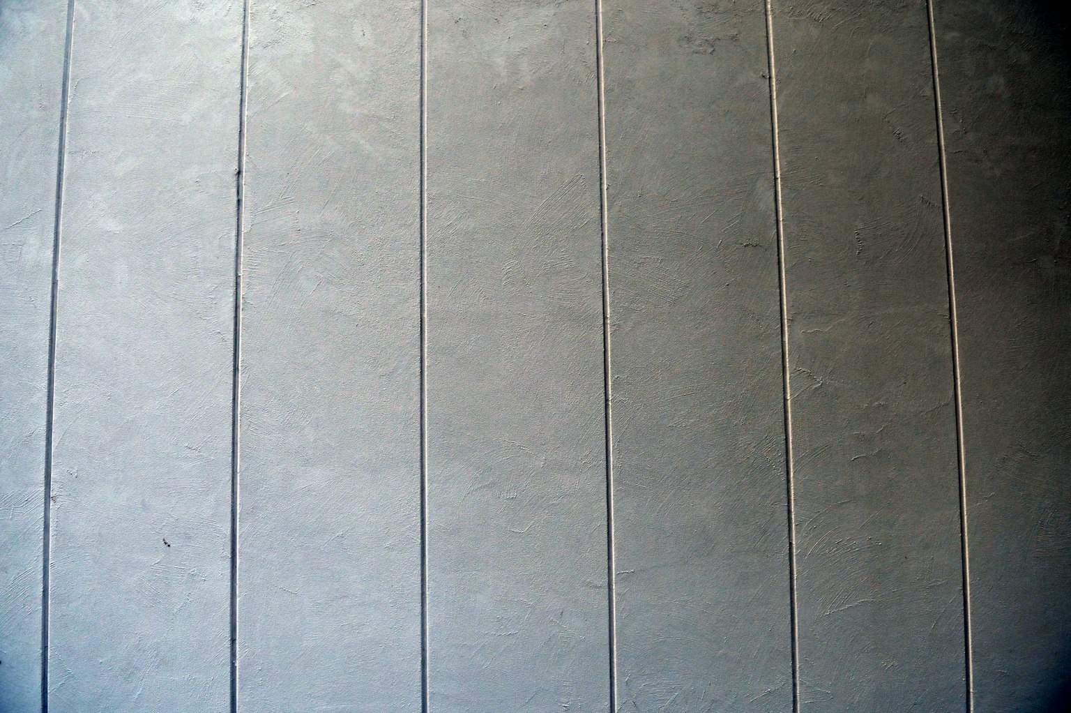 Grau betonwand mit parallelen Linien