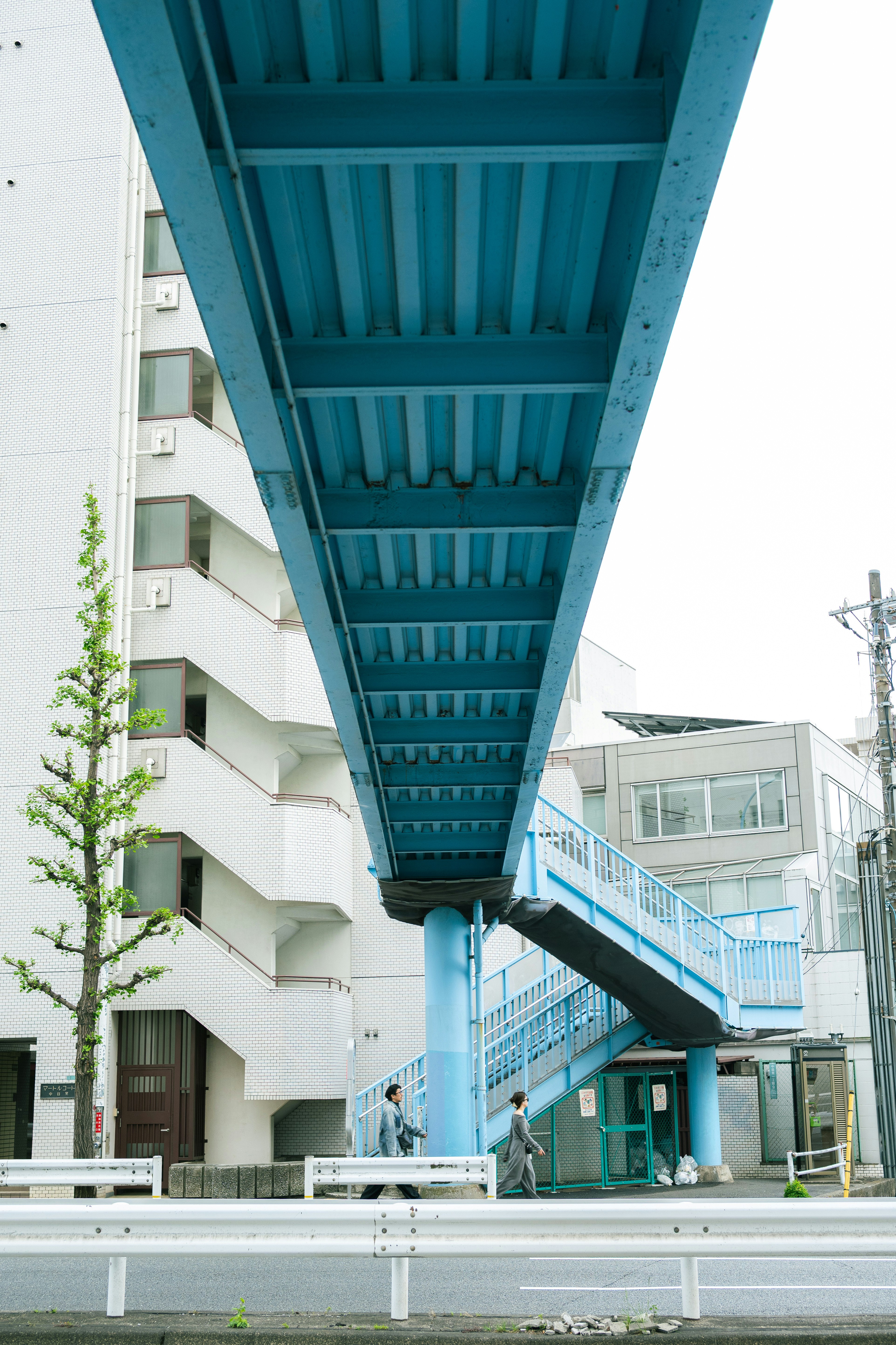 青い屋根のある建物の中庭通路