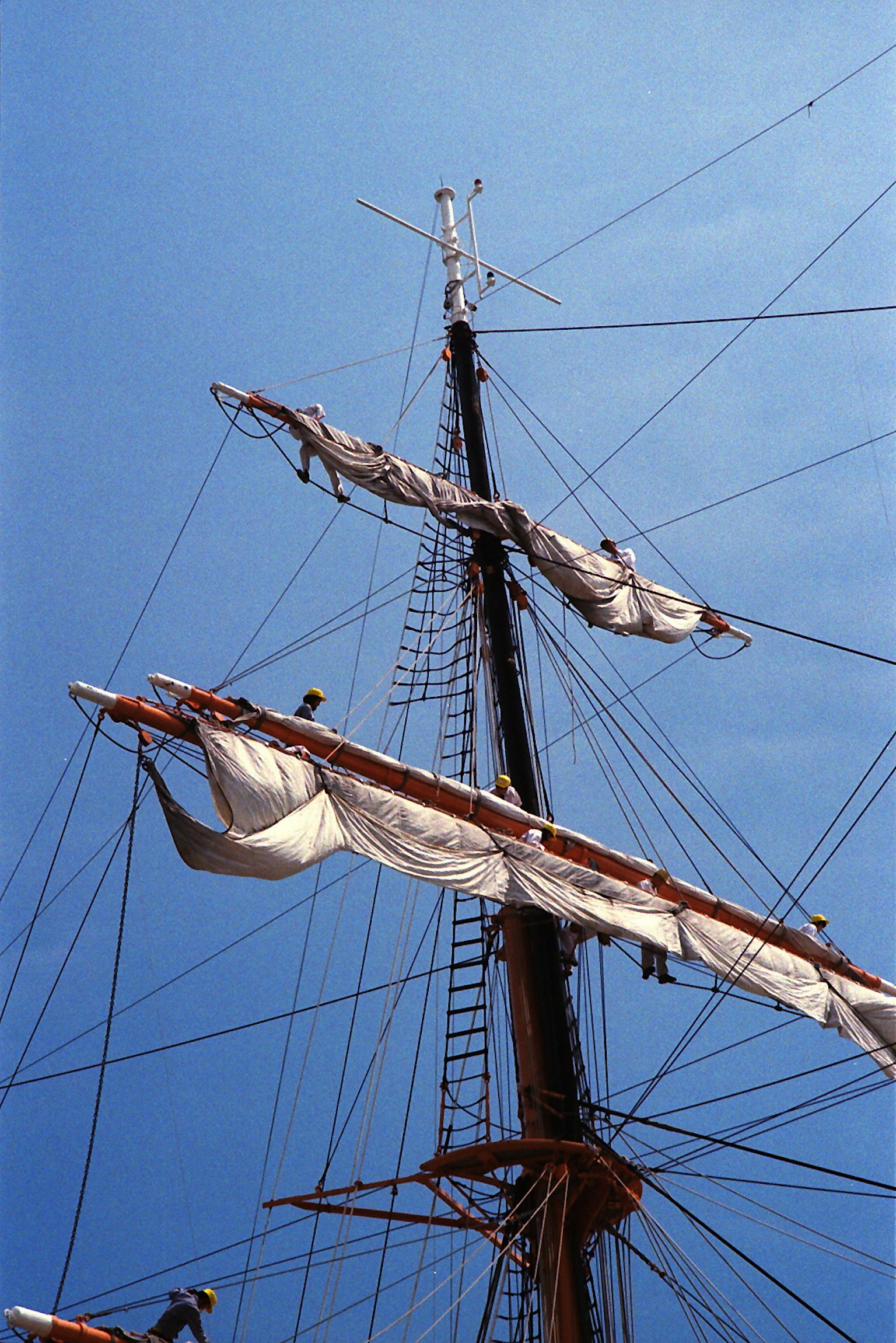 Mât et voiles d'un grand voilier sous un ciel bleu