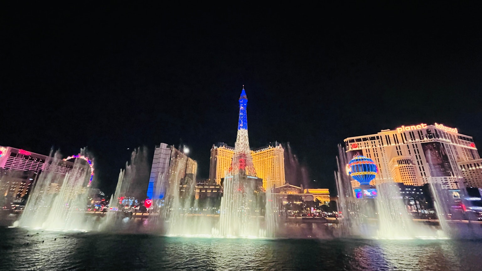 Pemandangan indah pertunjukan air mancur Las Vegas di malam hari