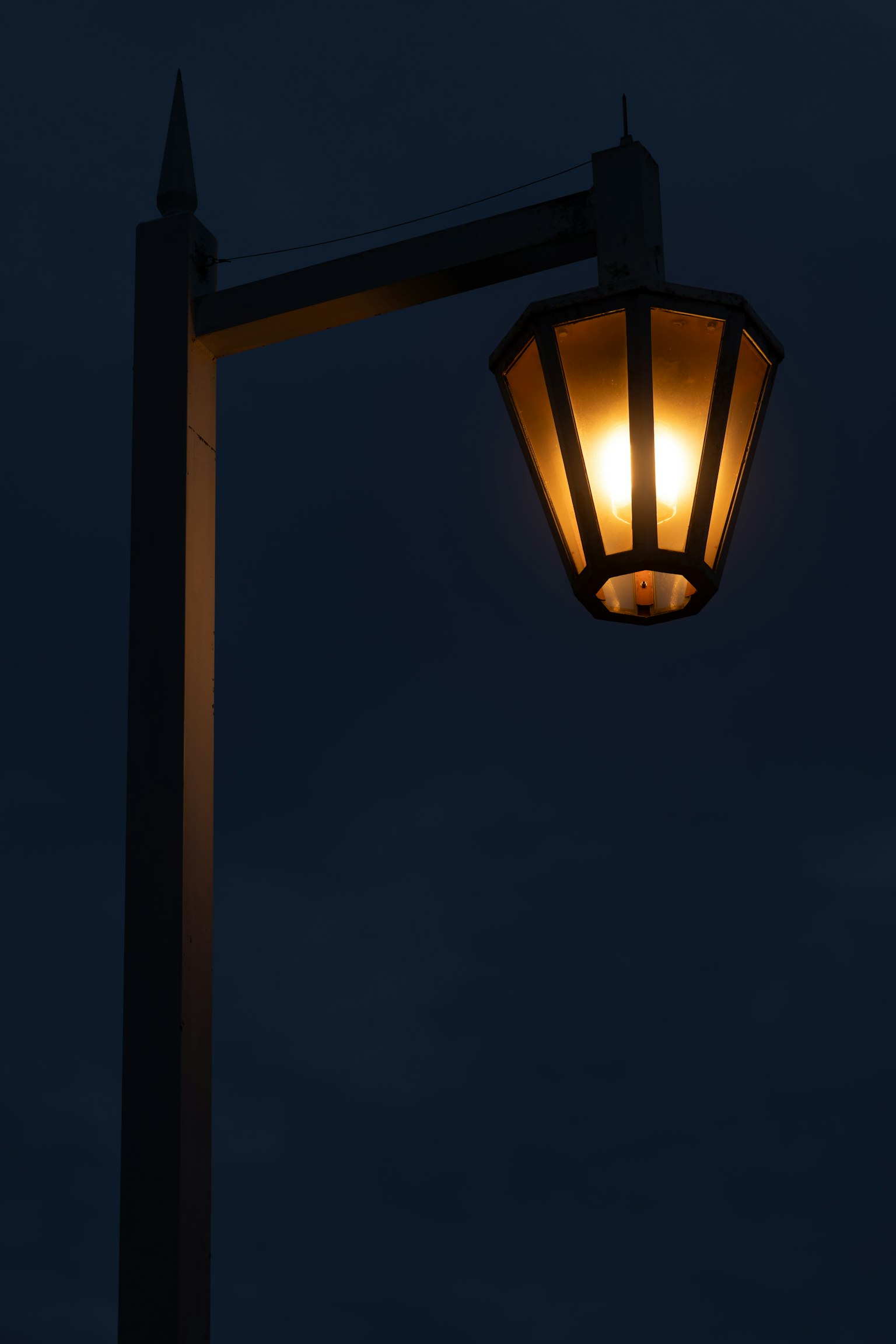 Un lampione che brilla calorosamente di notte