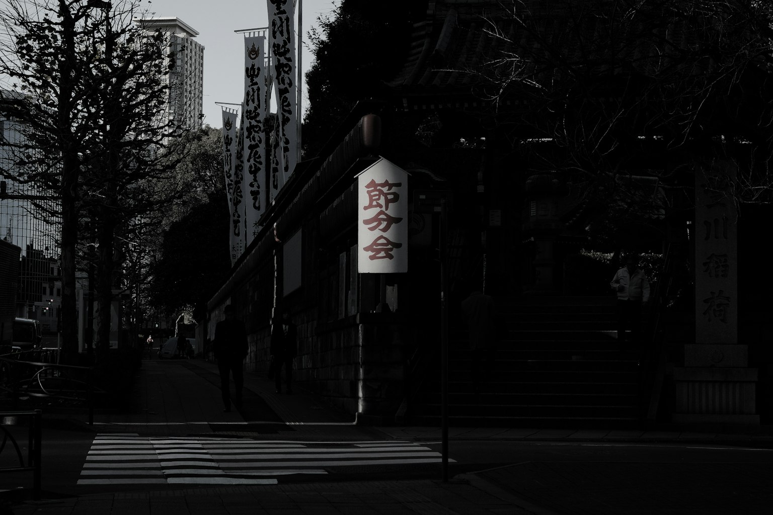 黑暗街道上的提燈與人行道