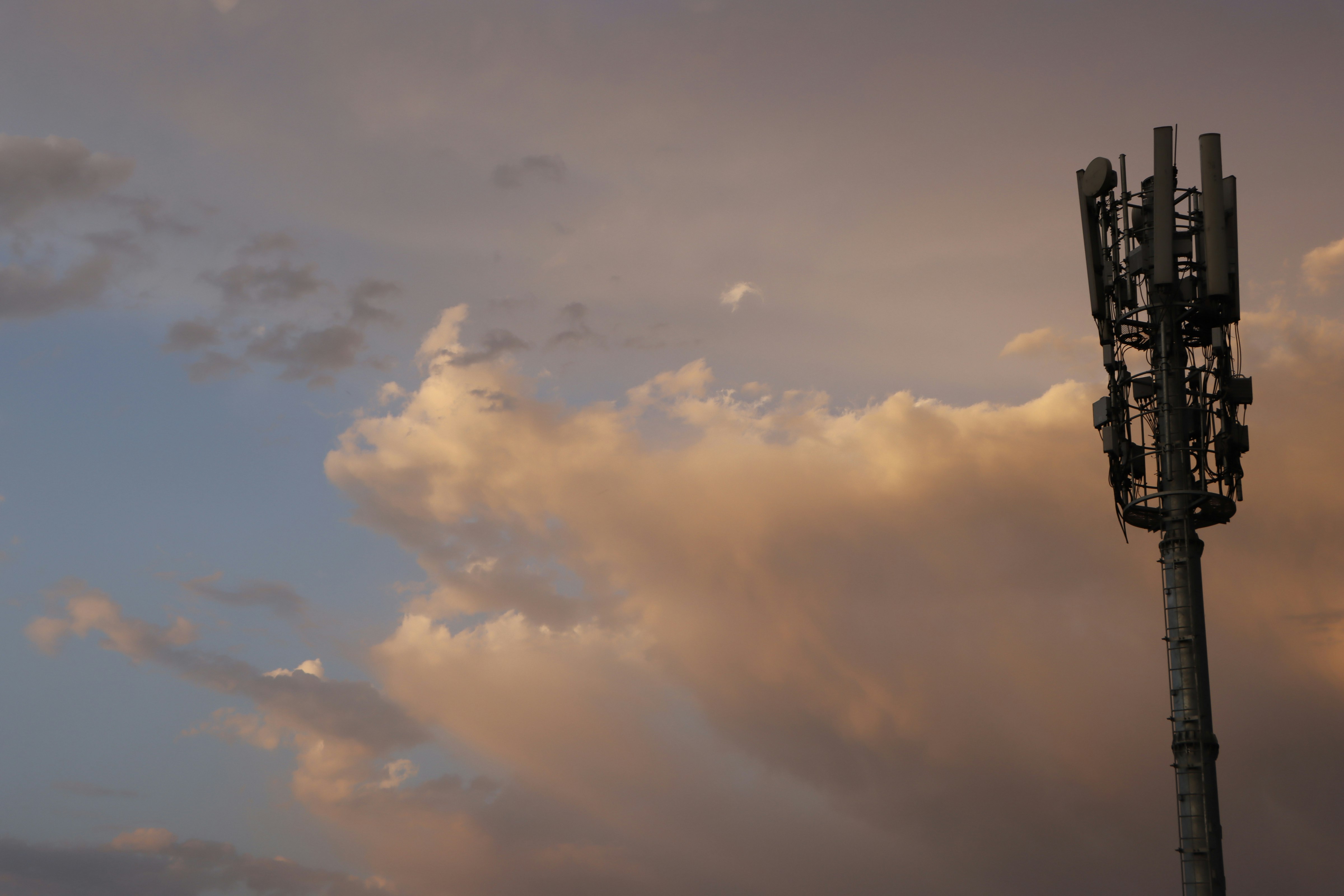 夕暮れの空とアンテナのシルエット