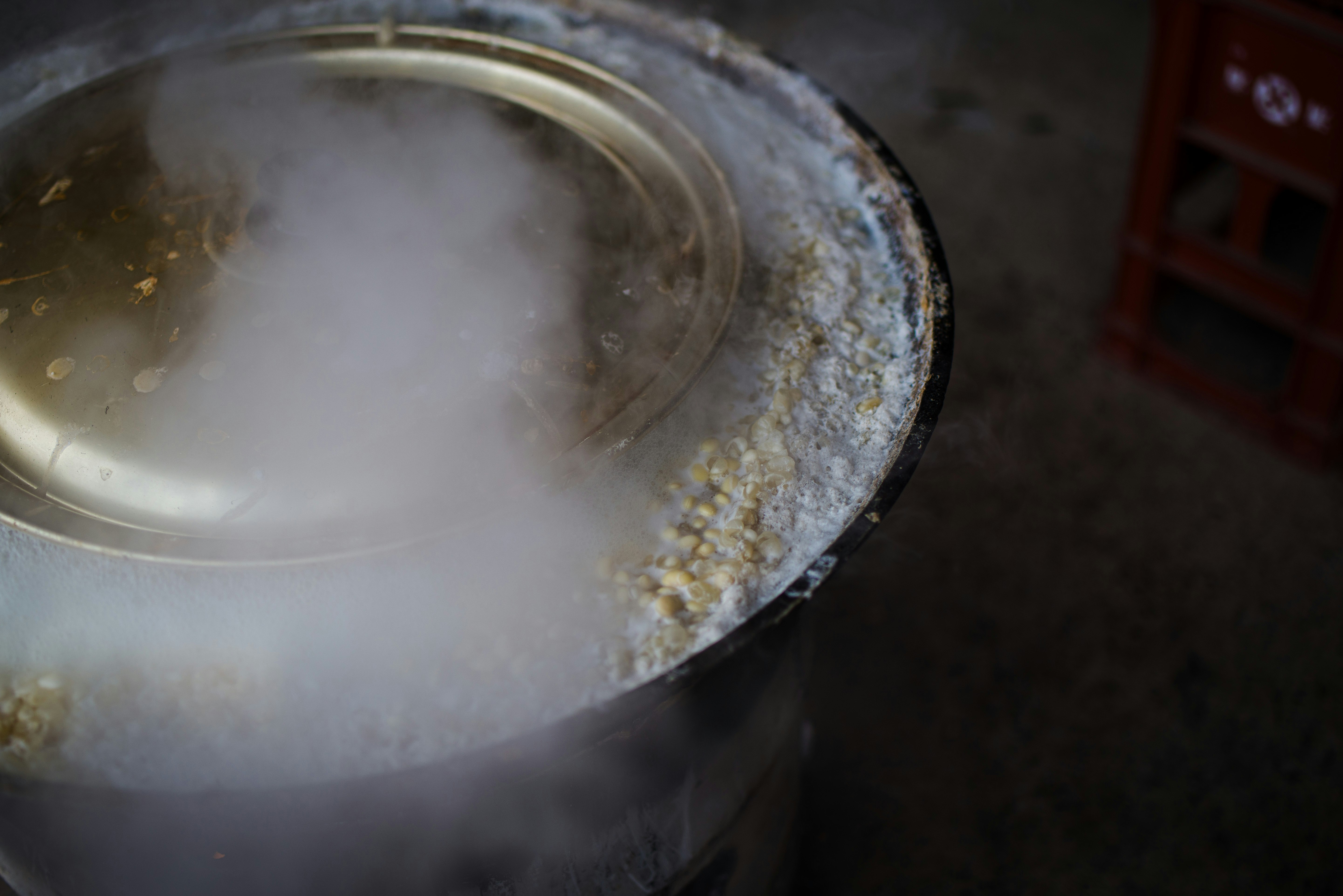 冬季廚房裡熬製味噌的冒汽鍋