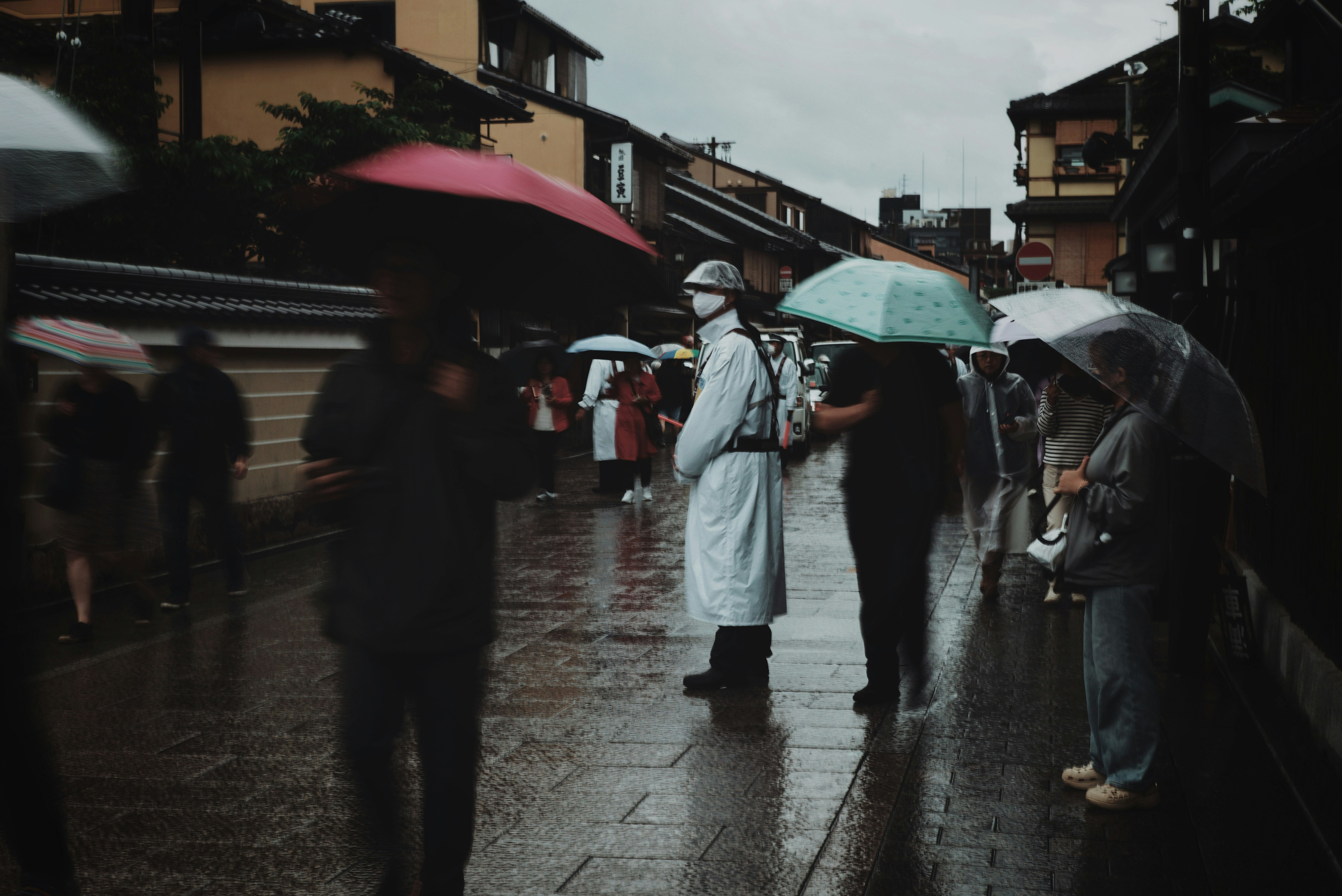 祇园花见小路下雨天撑伞的人们