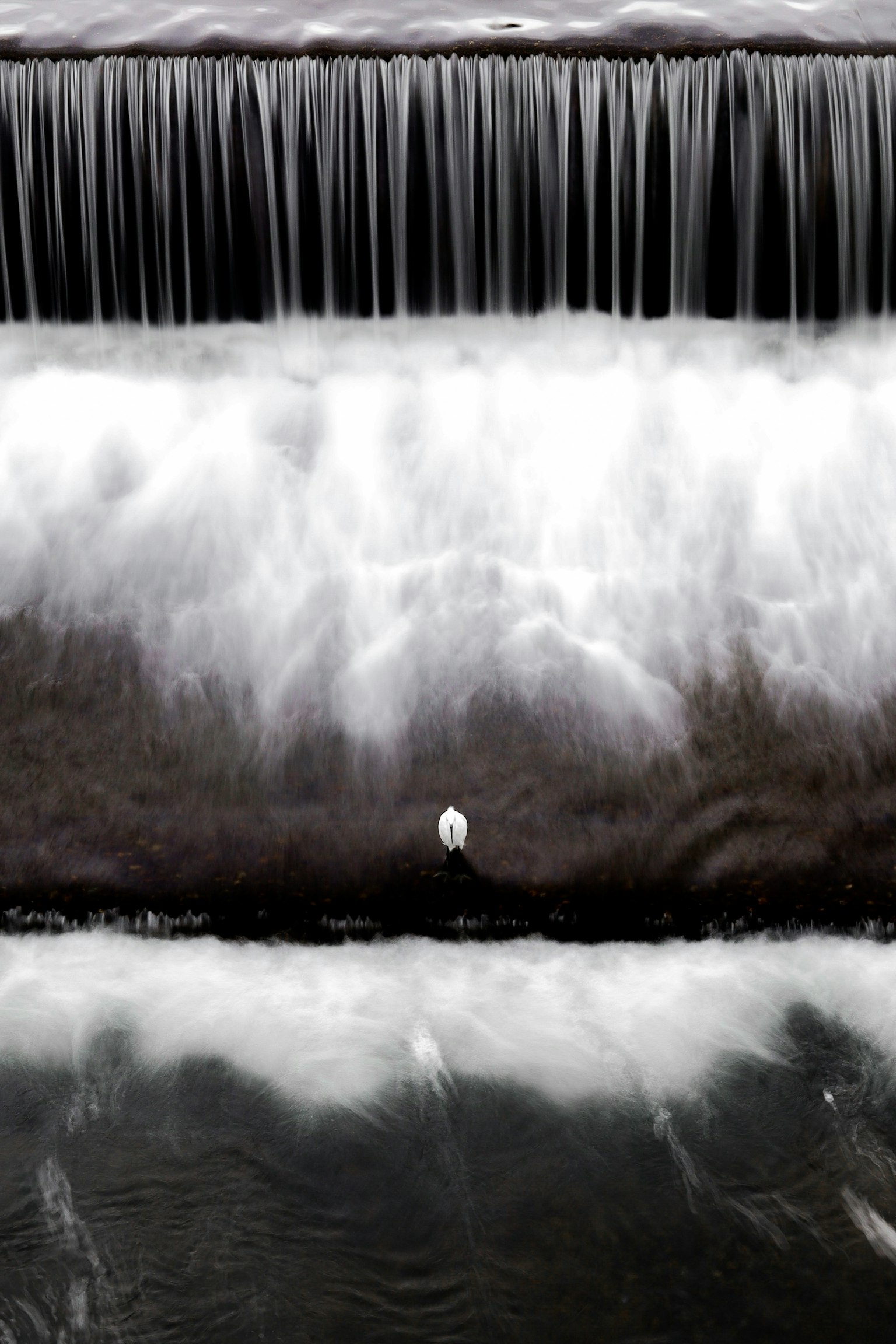 水の流れと滝の層が見える画像