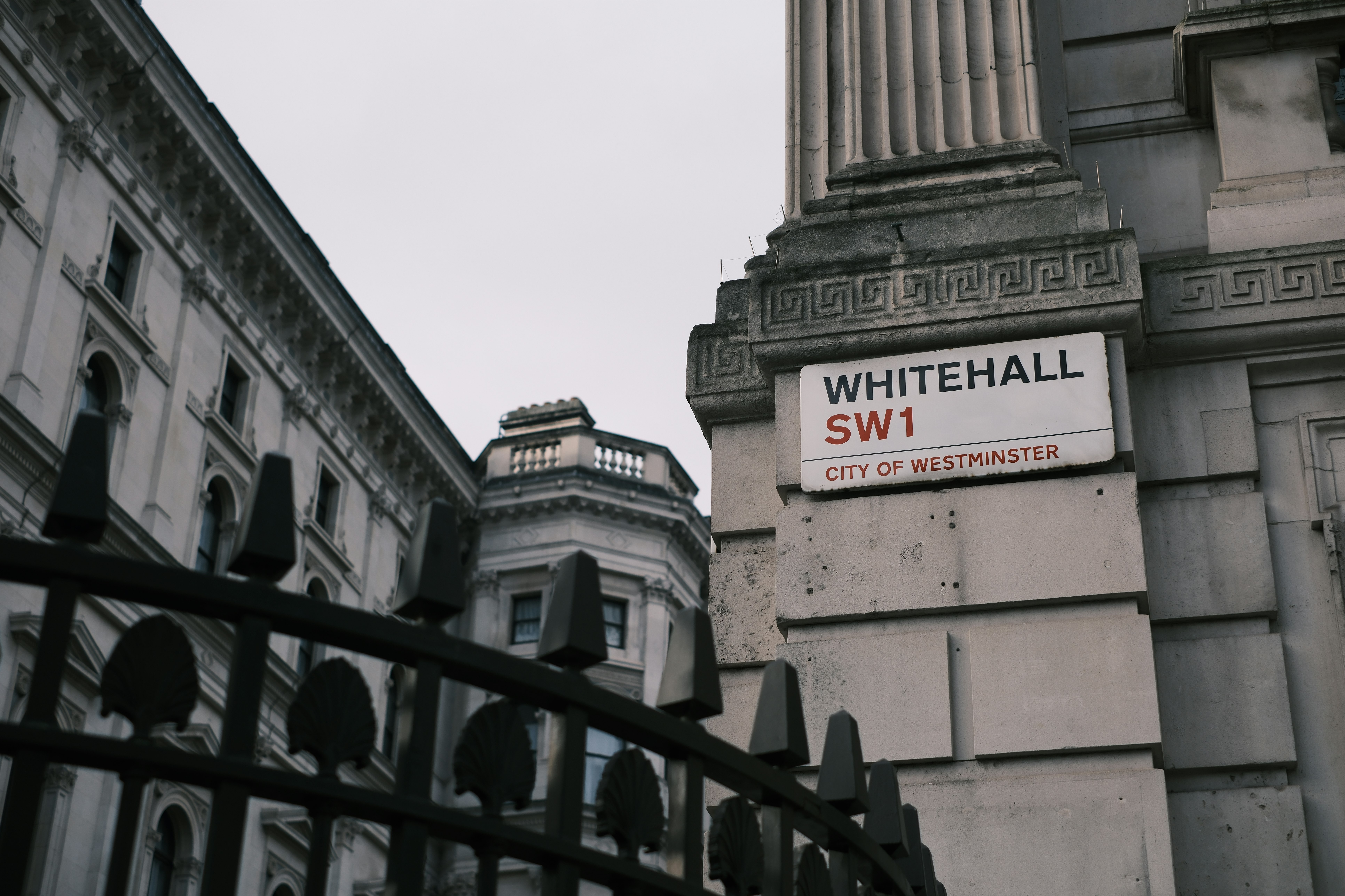 Eksterior bangunan dengan papan Whitehall