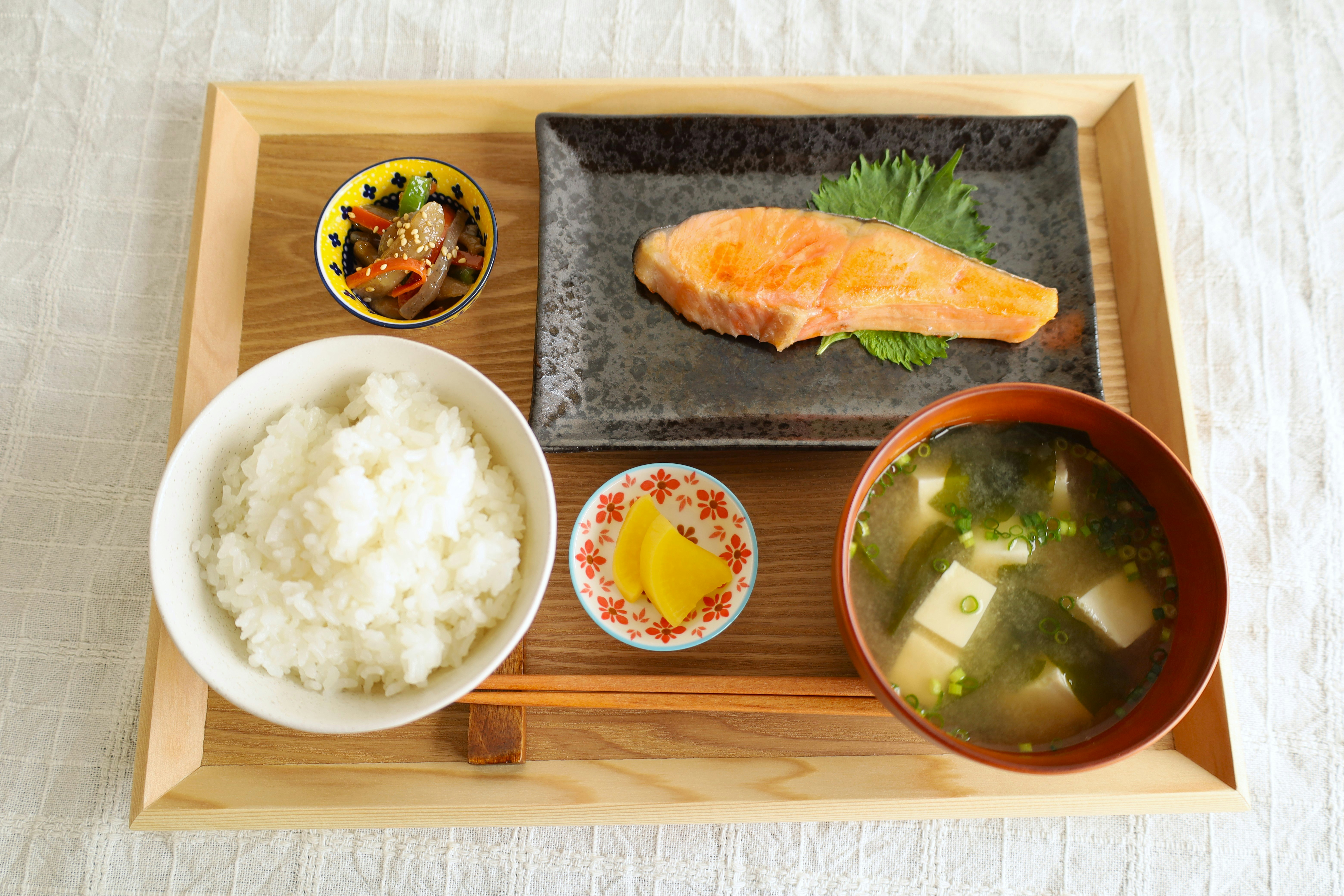 bandeja de madera con salmón a la plancha, arroz y sopa miso