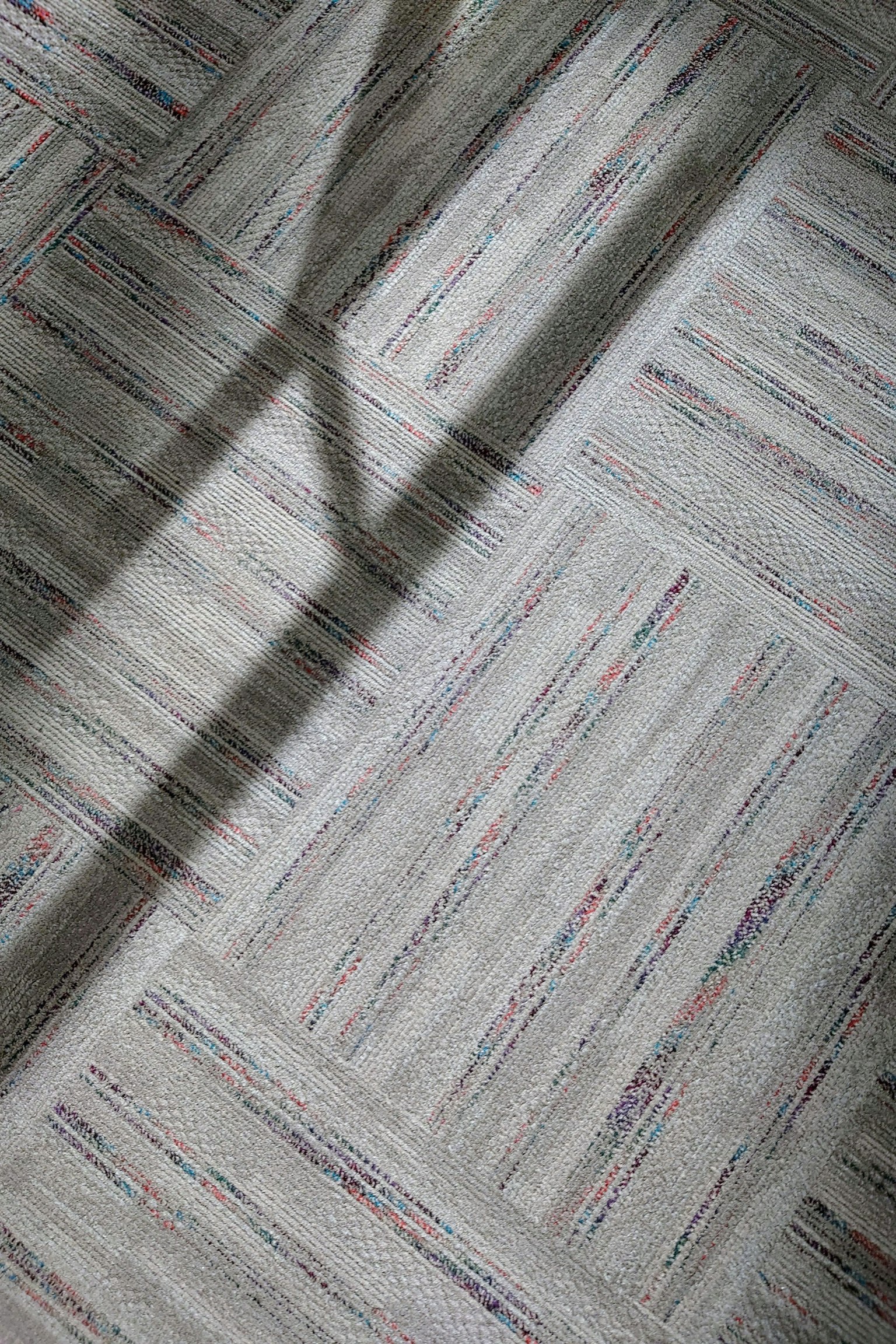 Schatten auf einem strukturierten grauen Boden