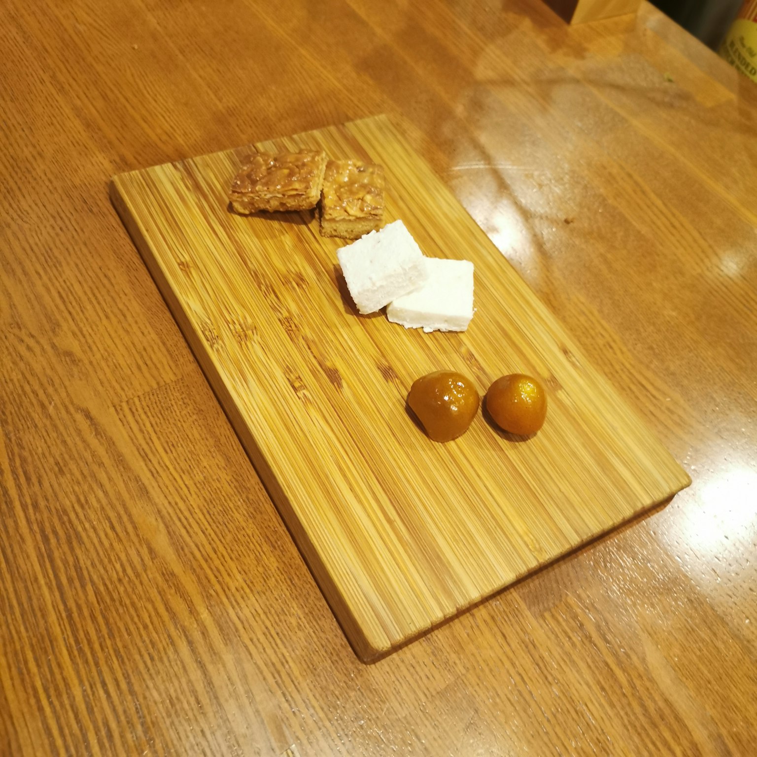 Dolci e snack disposti su un tagliere di legno