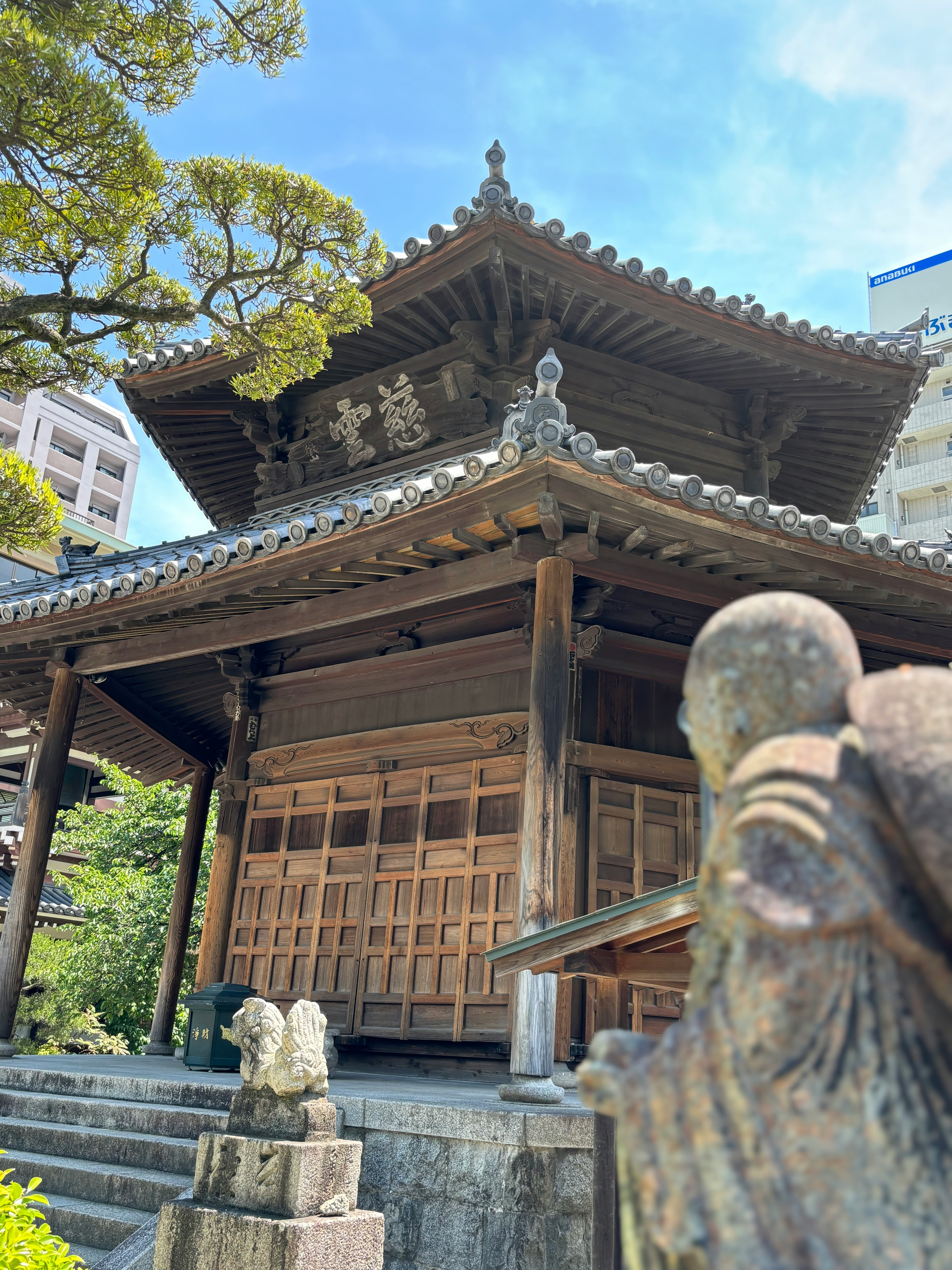 石像前的木质寺院门楼与屋顶
