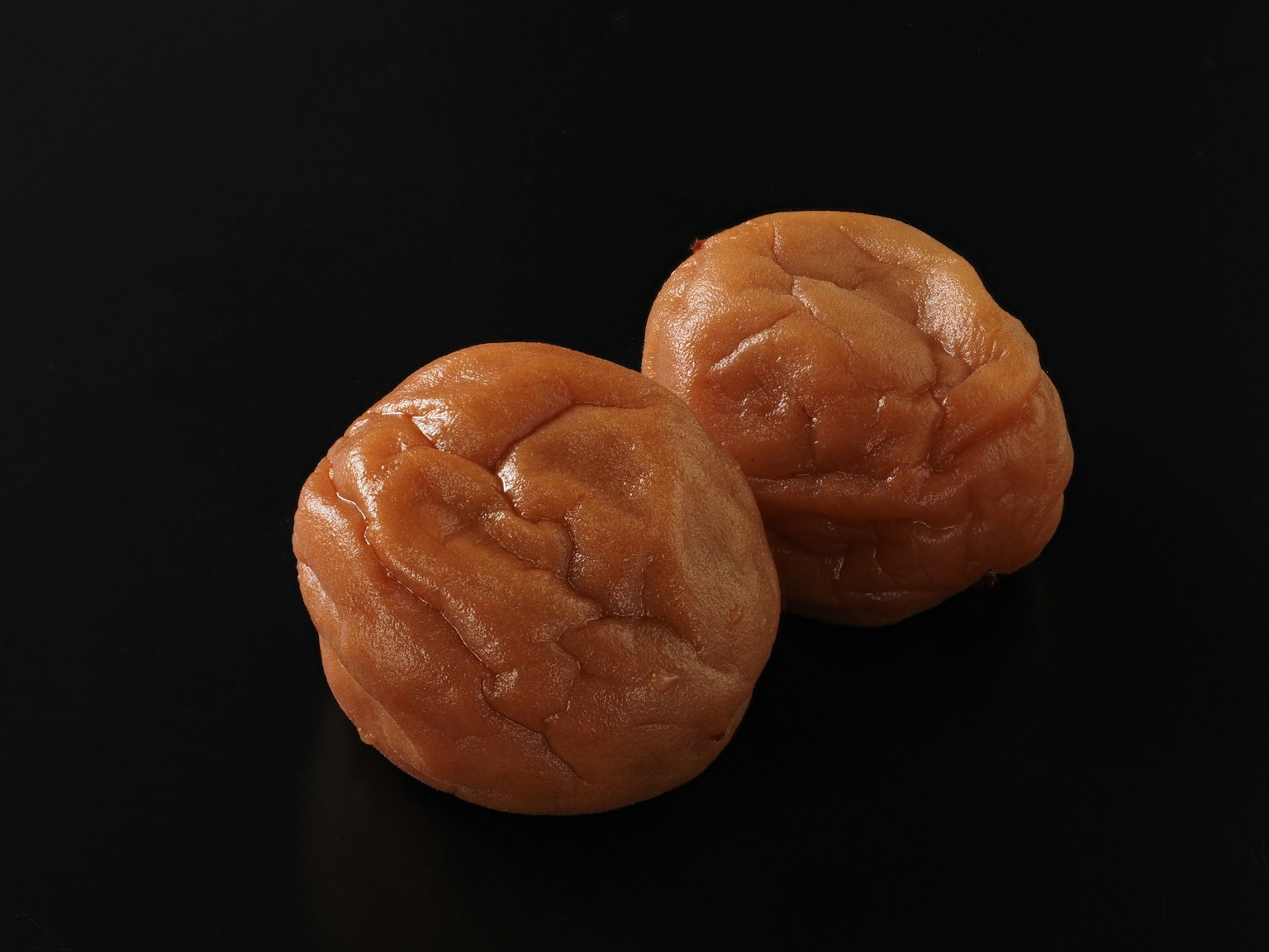 Deux umeboshi placés sur un fond noir