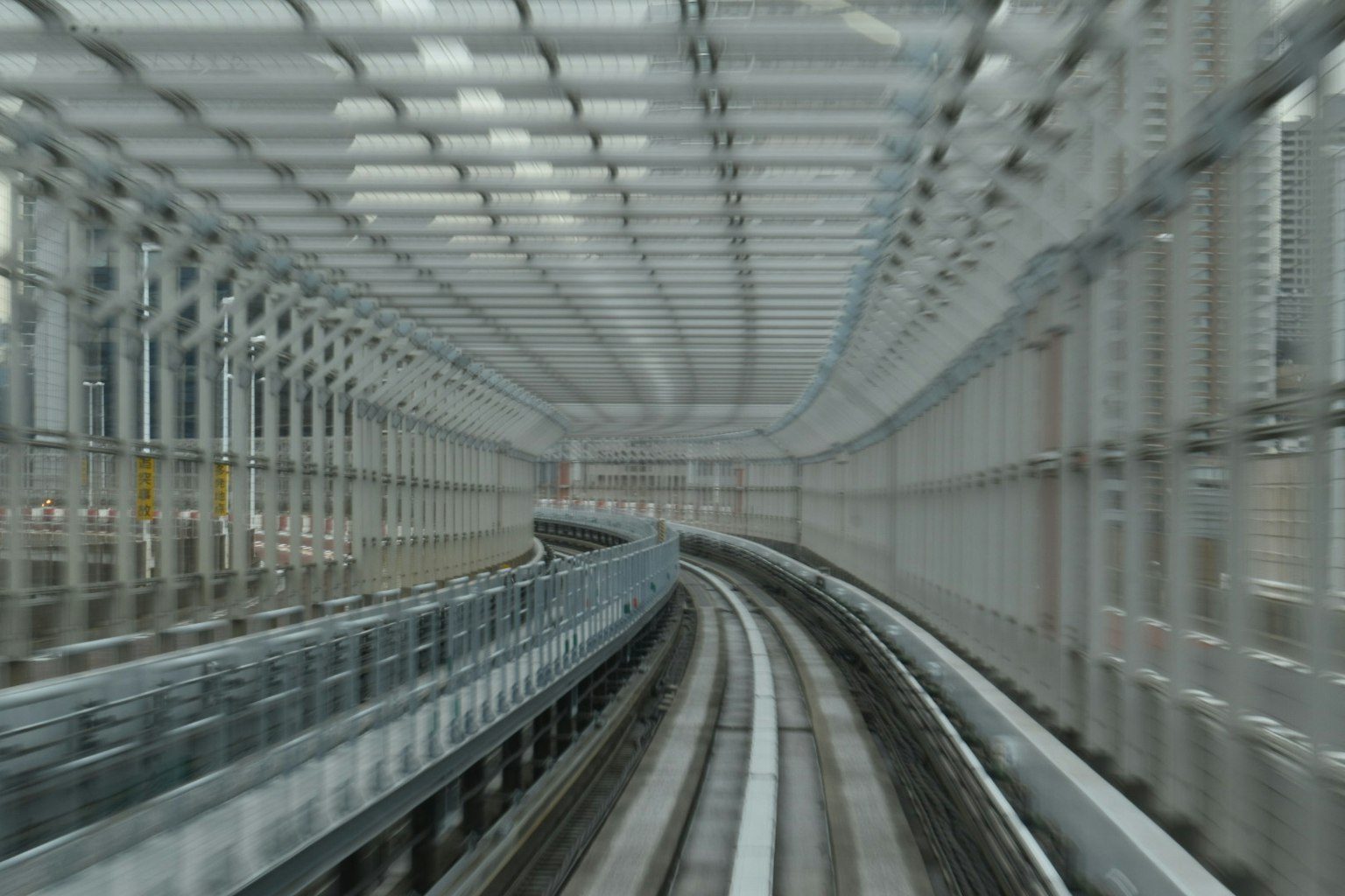 Interior terowongan kereta melengkung dengan rangka logam