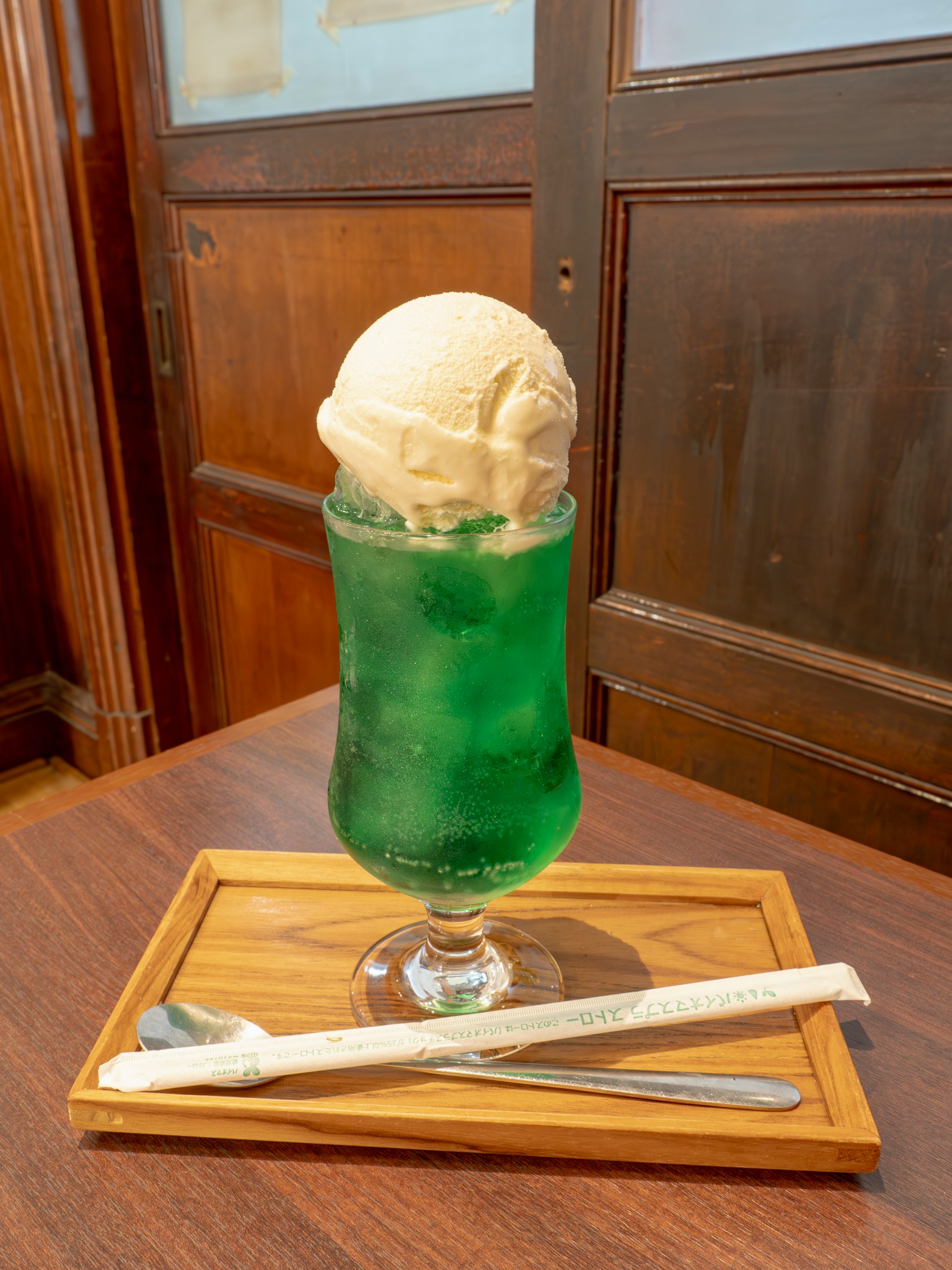 Dessert con una bevanda verde guarnita con una pallina di gelato