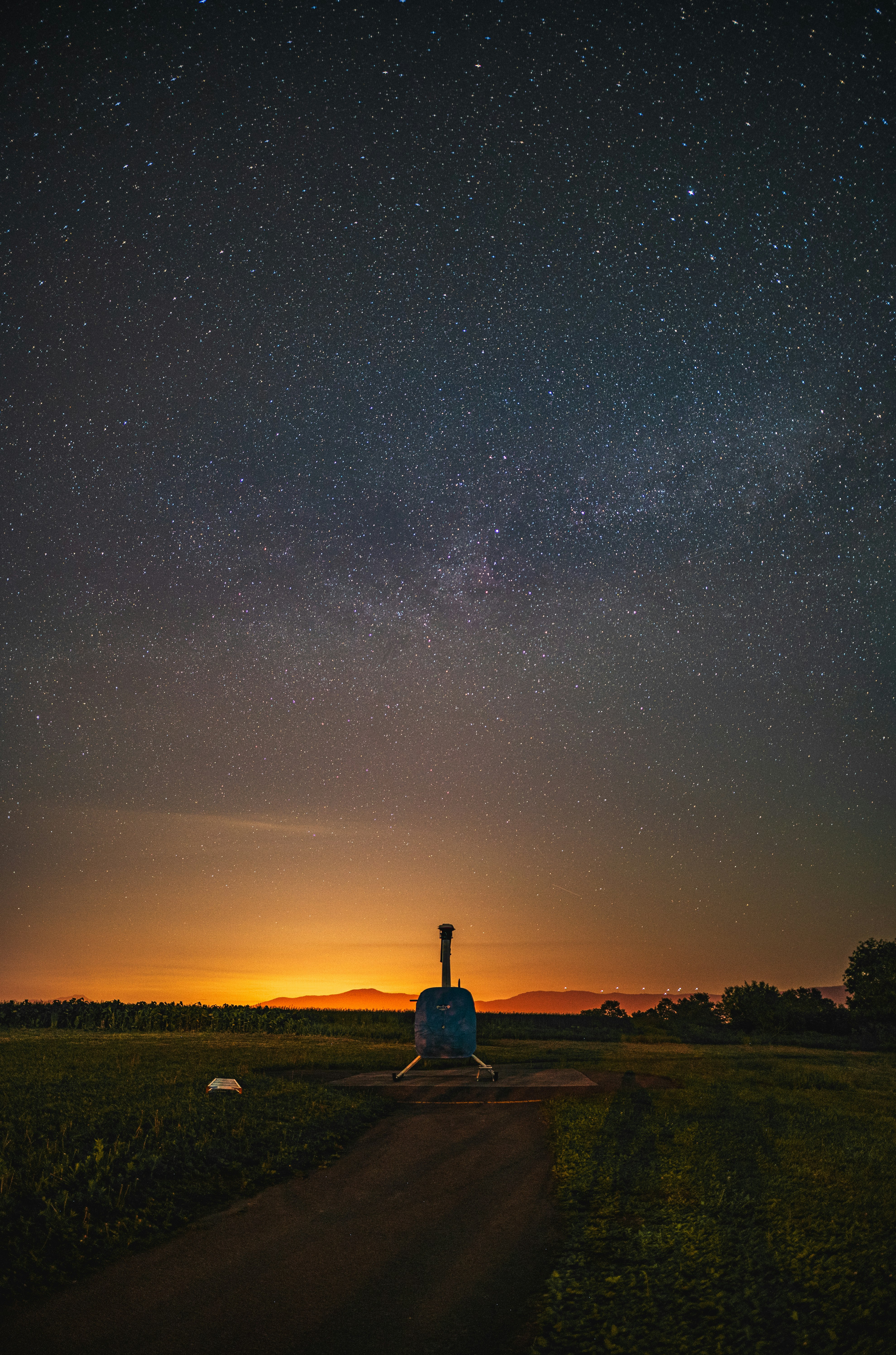 日落天空下可见银河的乡间小路夜景