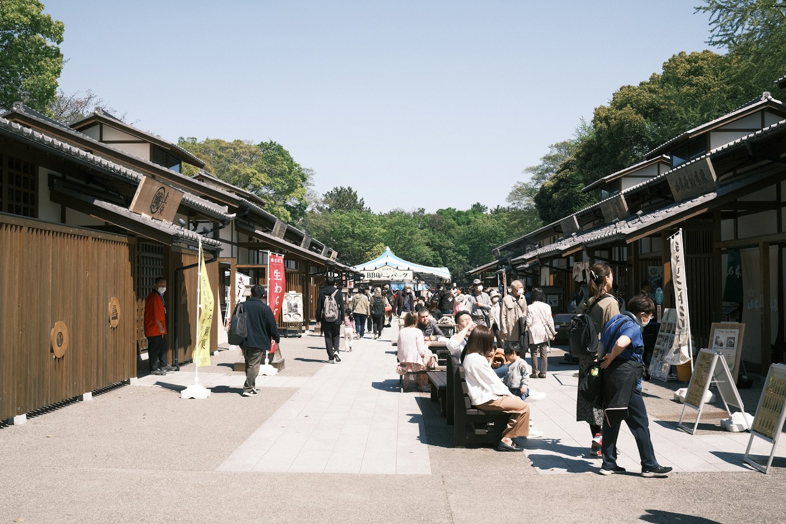 熱鬧的市場街，人們聚集在傳統商店旁