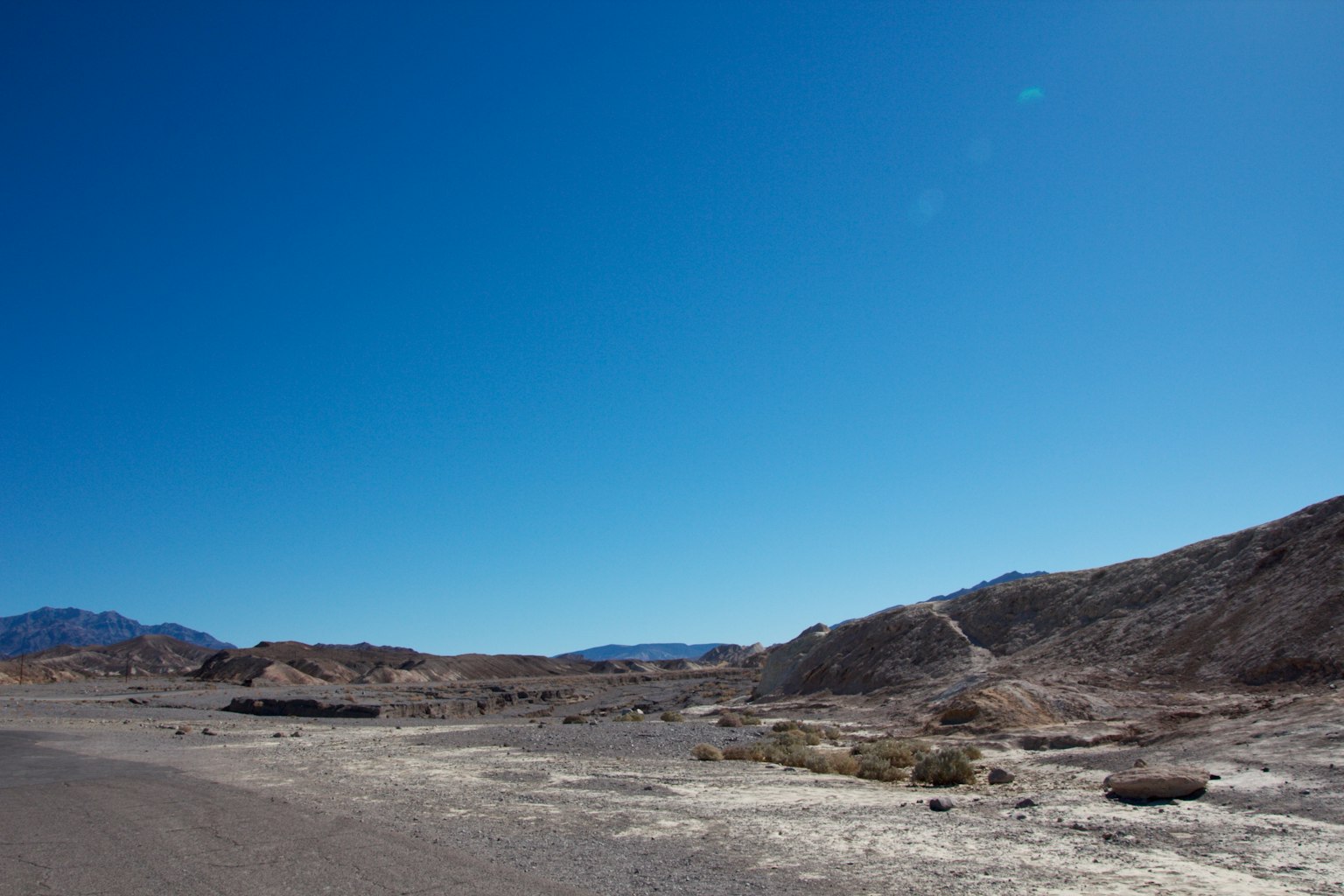 Paisaje con cielo azul claro y terreno seco