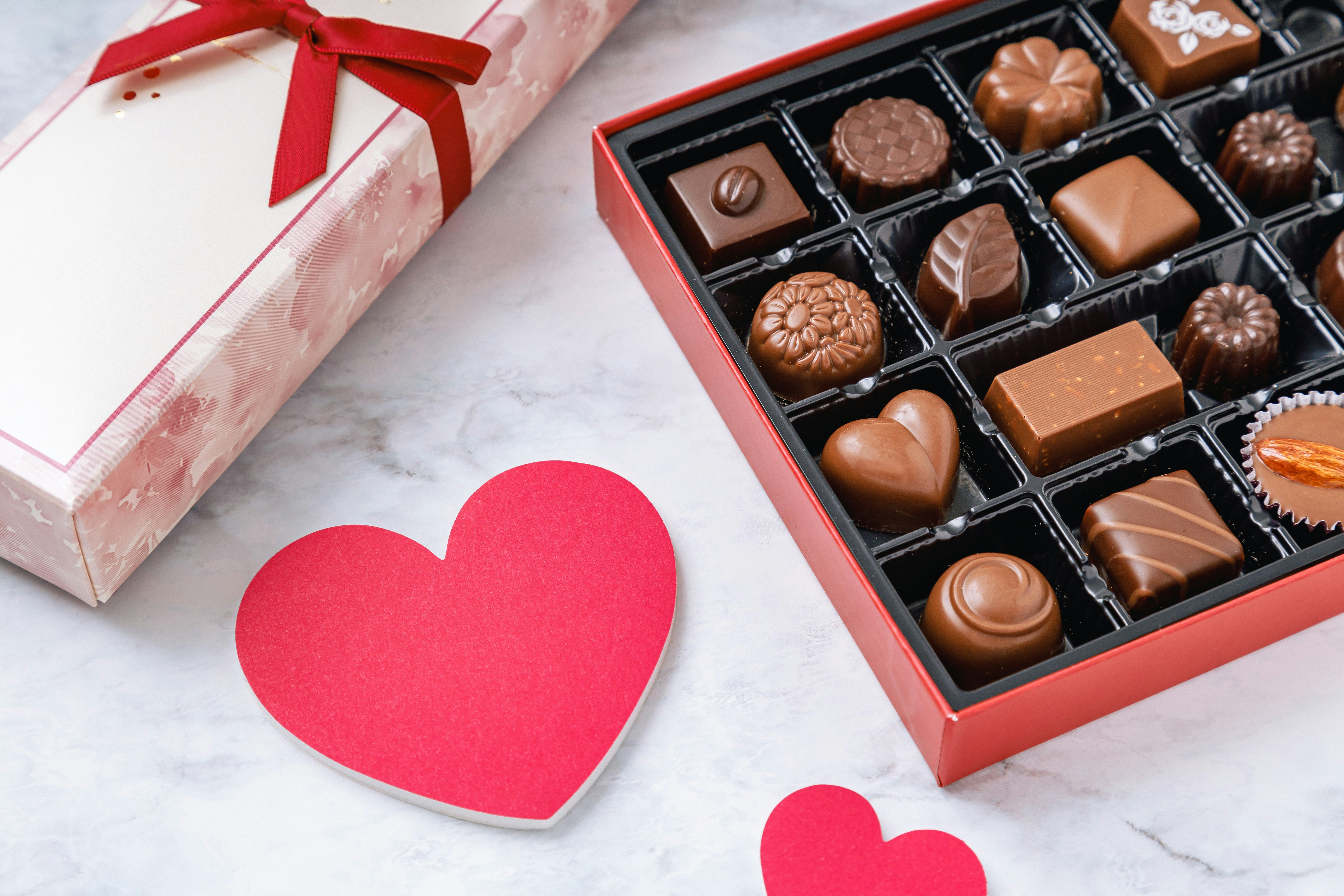 Bild von einer Valentinstags-Schachtel mit Pralinen in Herzform