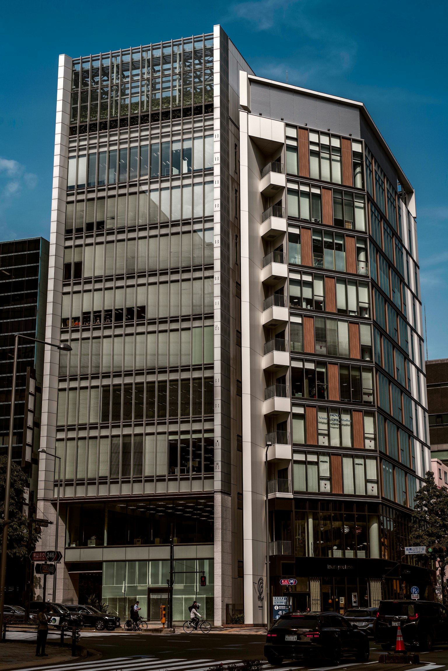 现代建筑外观,玻璃立面和独特设计