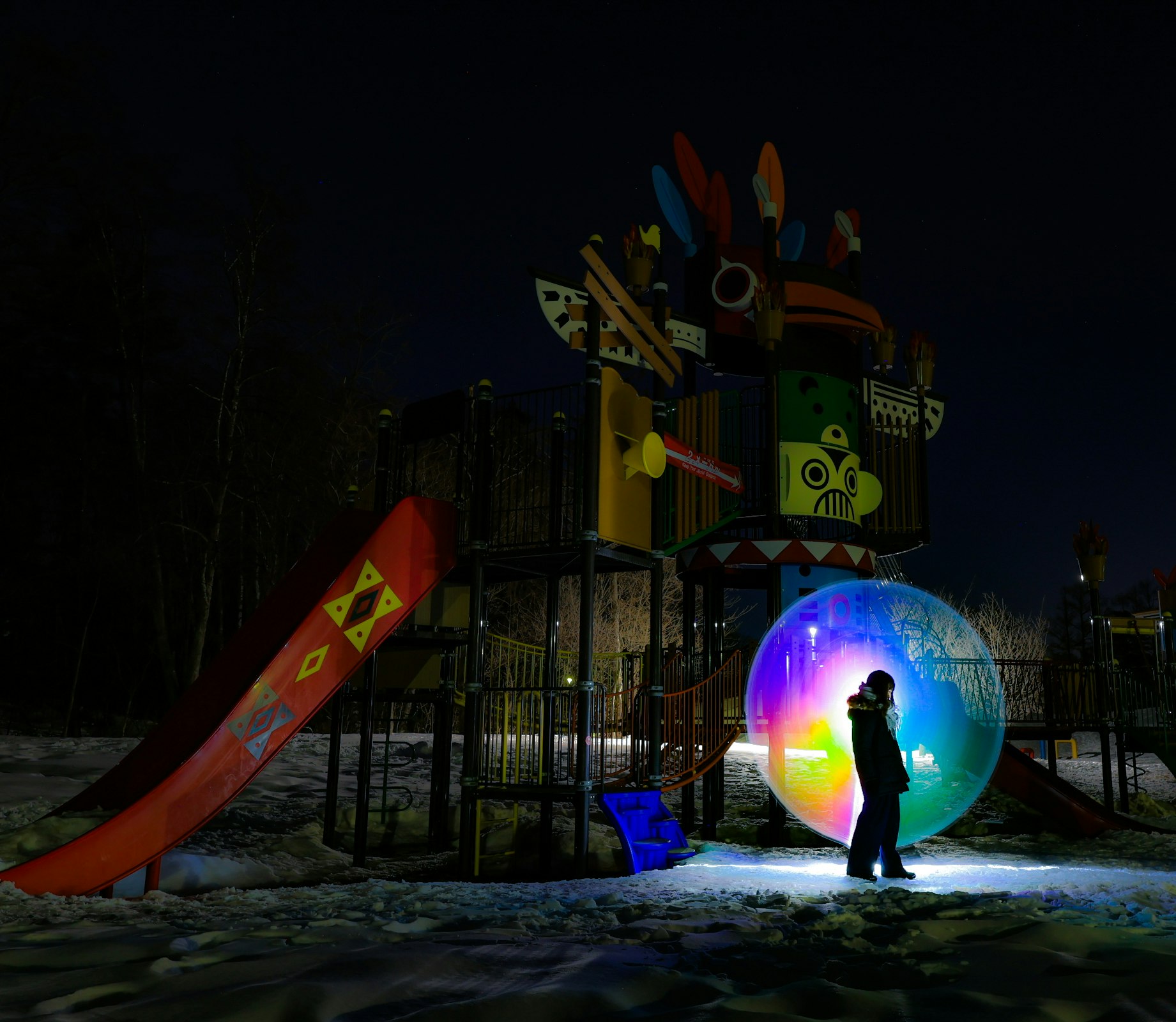 nächtlicher Spielplatz mit leuchtender Blase