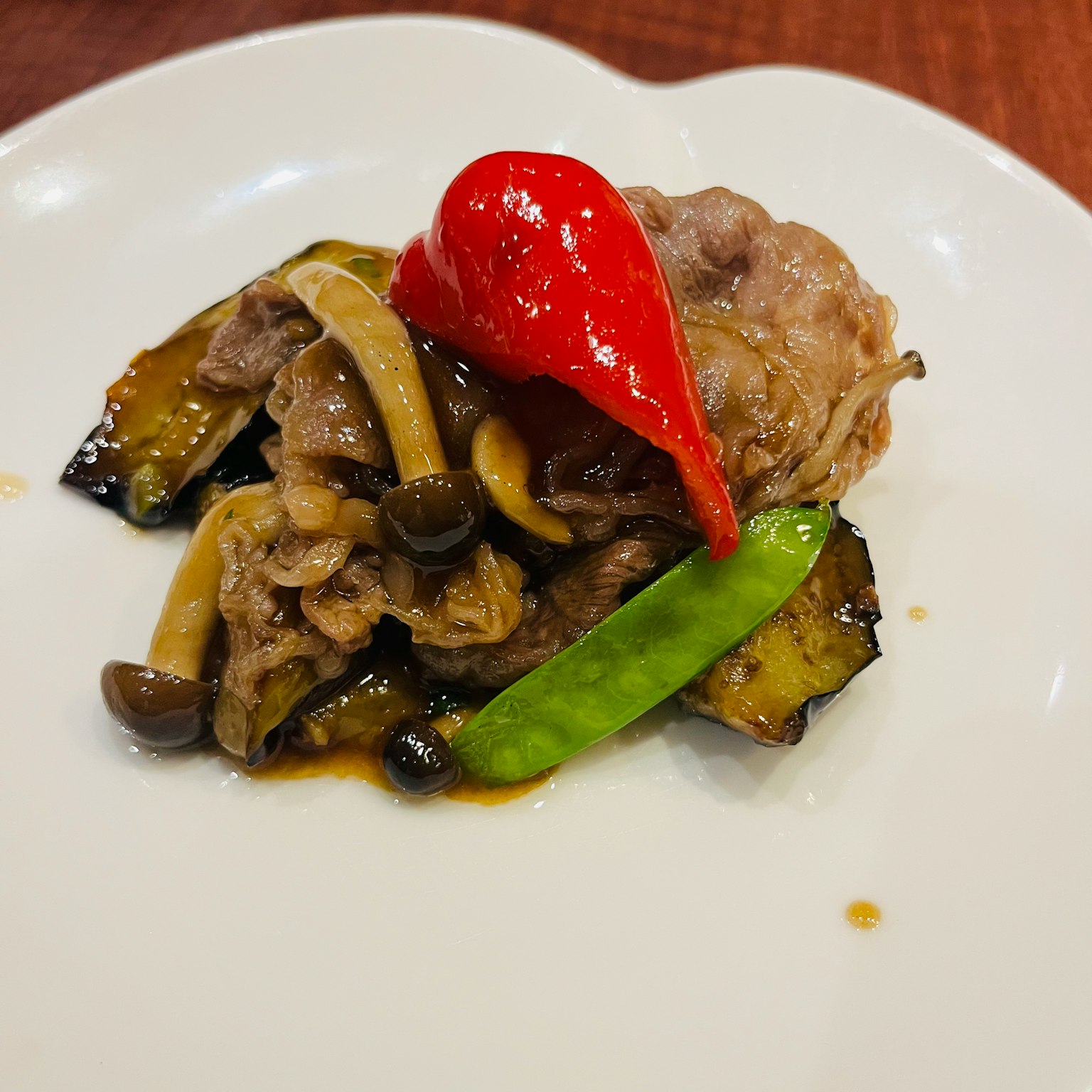 白色盘子上的肉和蔬菜色彩丰富
