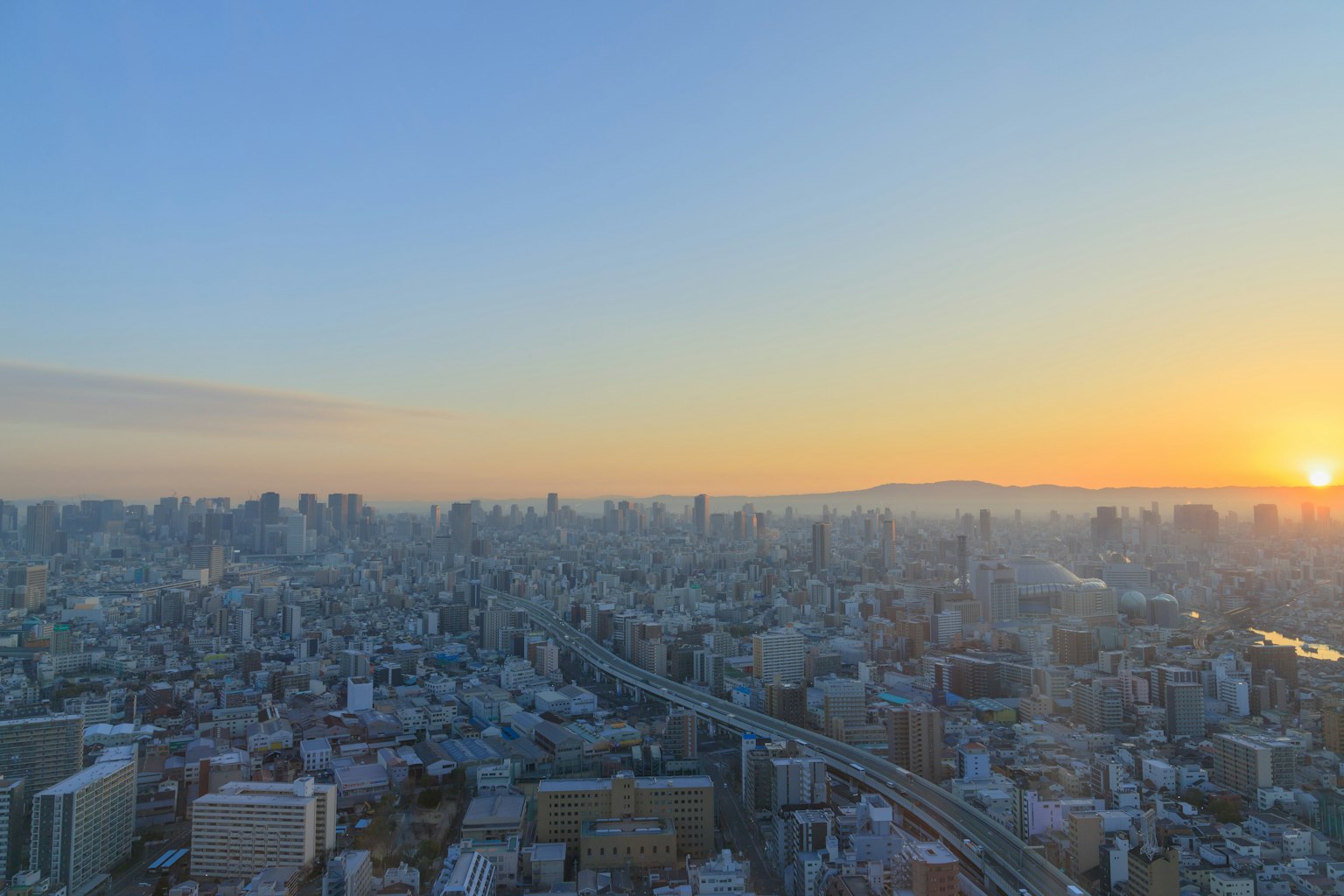 大阪日落的全景视图，高楼大厦和道路
