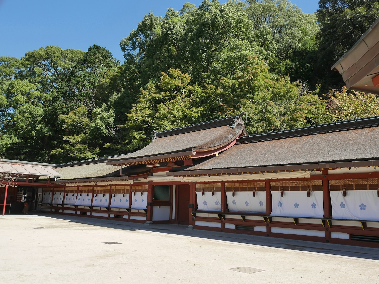 Traditionelle japanische Architektur in einem Schrein-Hof mit üppigem Grün
