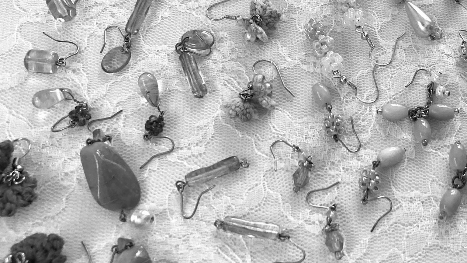 Un assortimento di varie perle e accessori disposti su pizzo