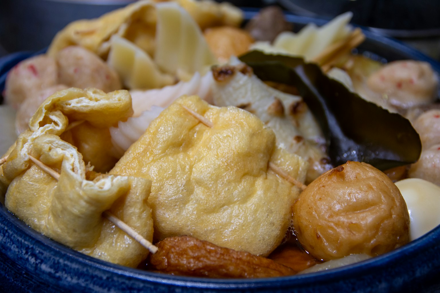 Eine warme Schüssel mit verschiedenen Zutaten für ein asiatisches Fondue-Gericht