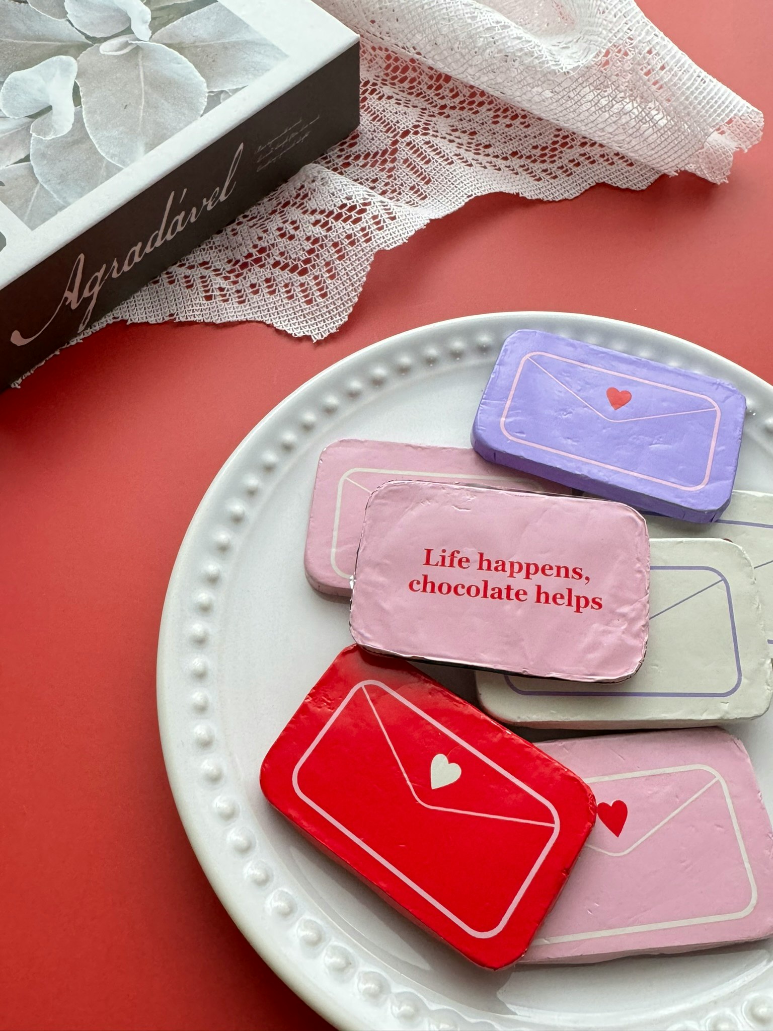 Geschenktisch mit Schokoladenverpackungen in Herzform