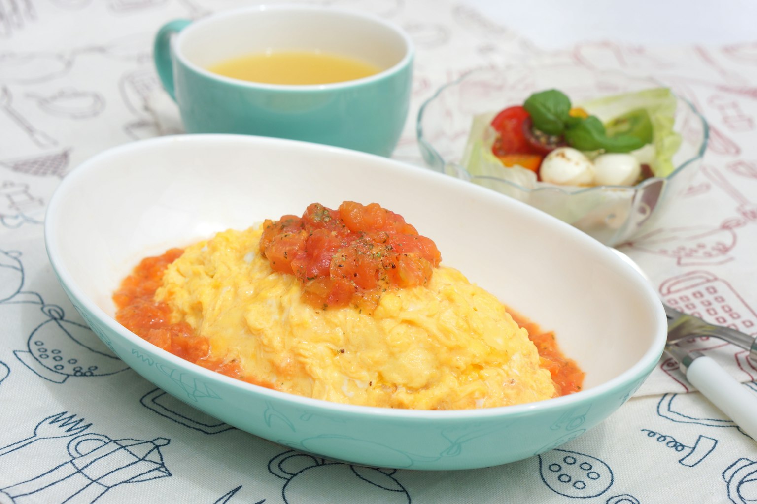 Arroz omelette con salsa de tomate y ensalada junto a sopa