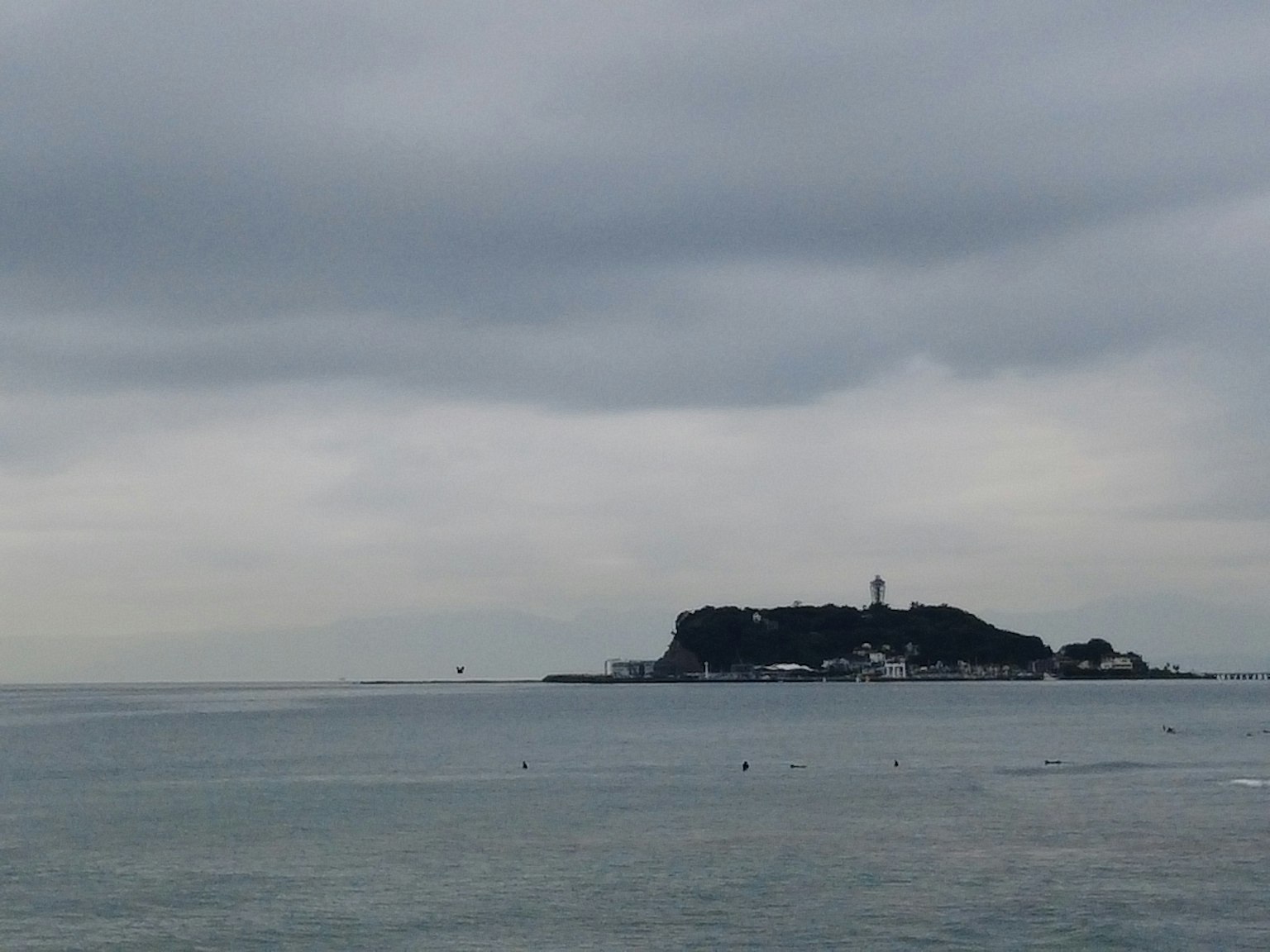 Vista panoramica di un'isola con un faro nell'oceano