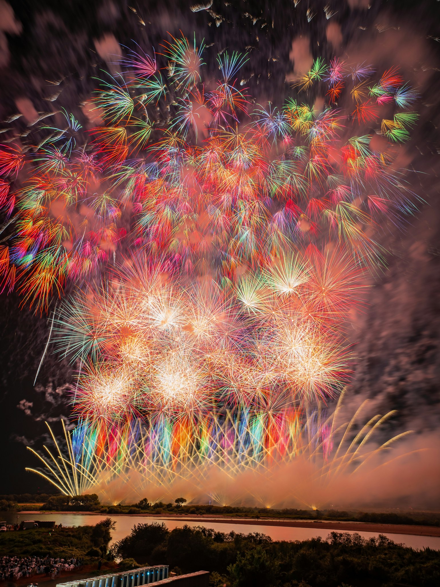 Un espectáculo espectacular de fuegos artificiales coloridos iluminando el cielo nocturno