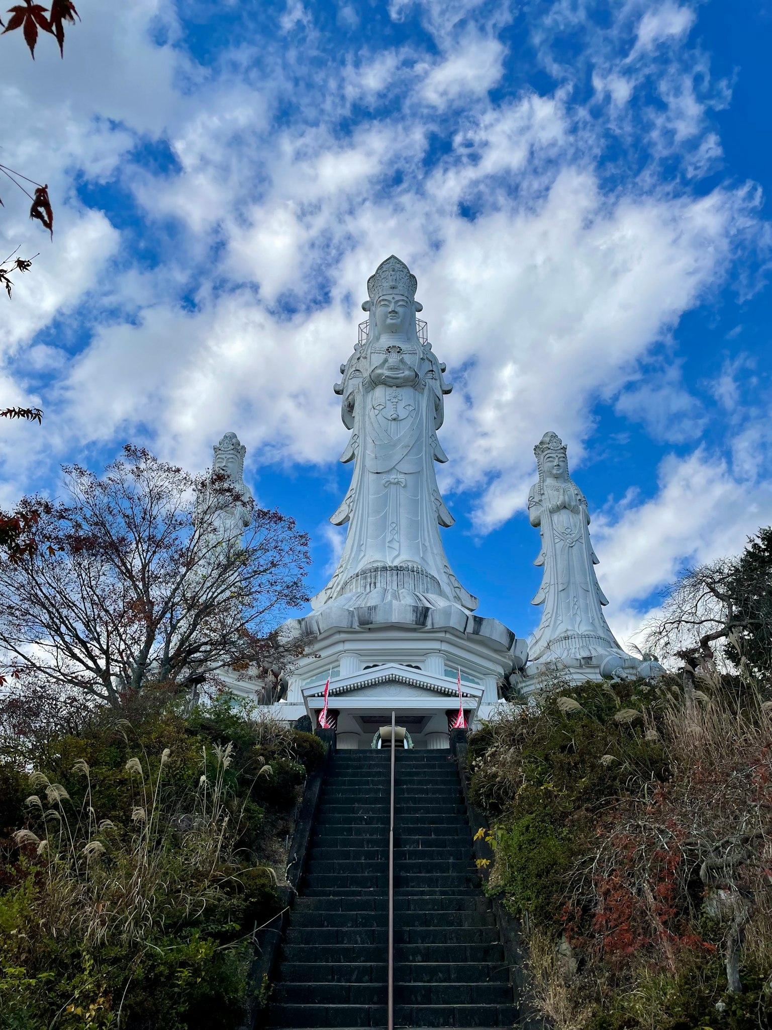 白色雕像与楼梯在蓝天和云朵下