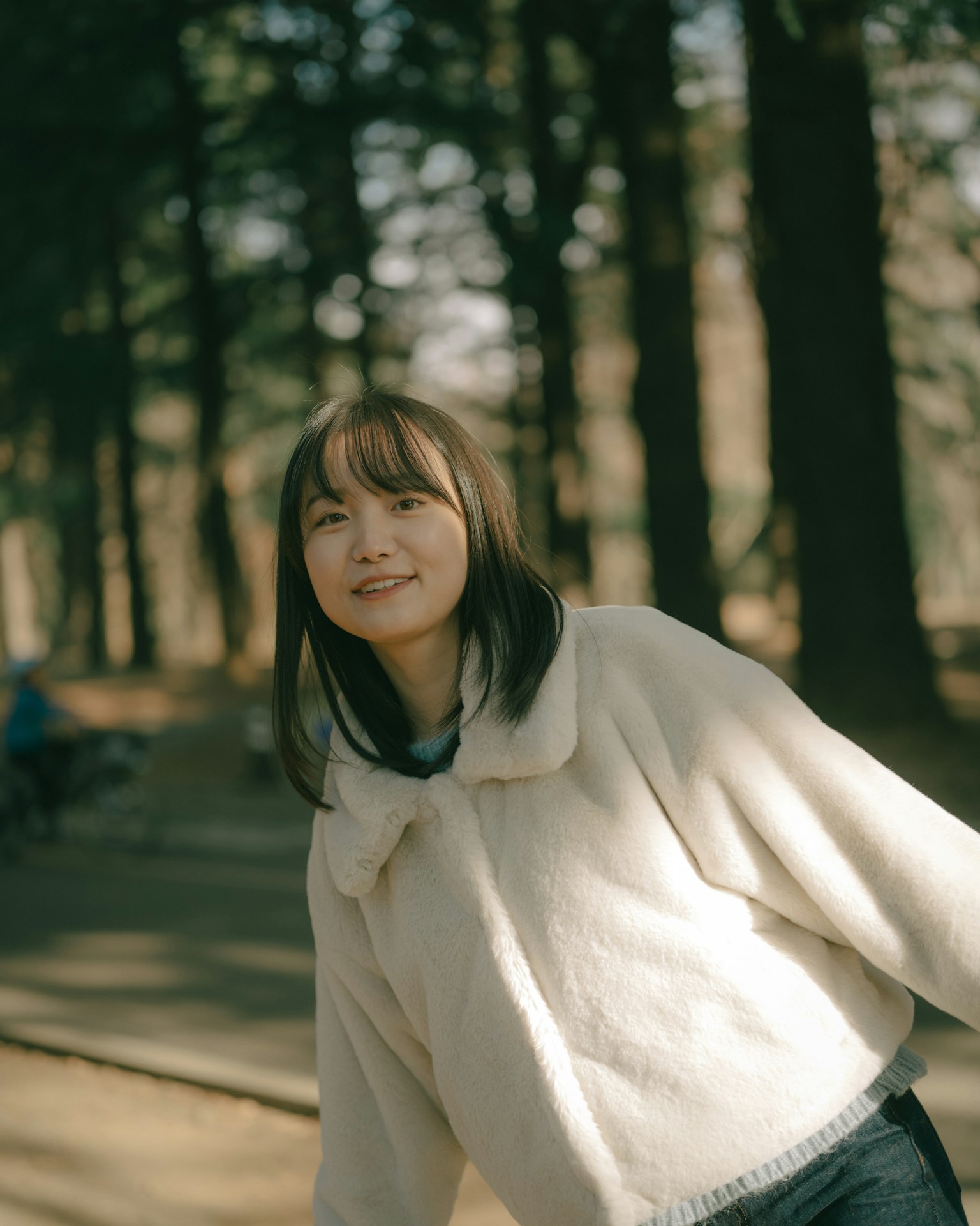 Retrato de una mujer sonriendo en un bosque