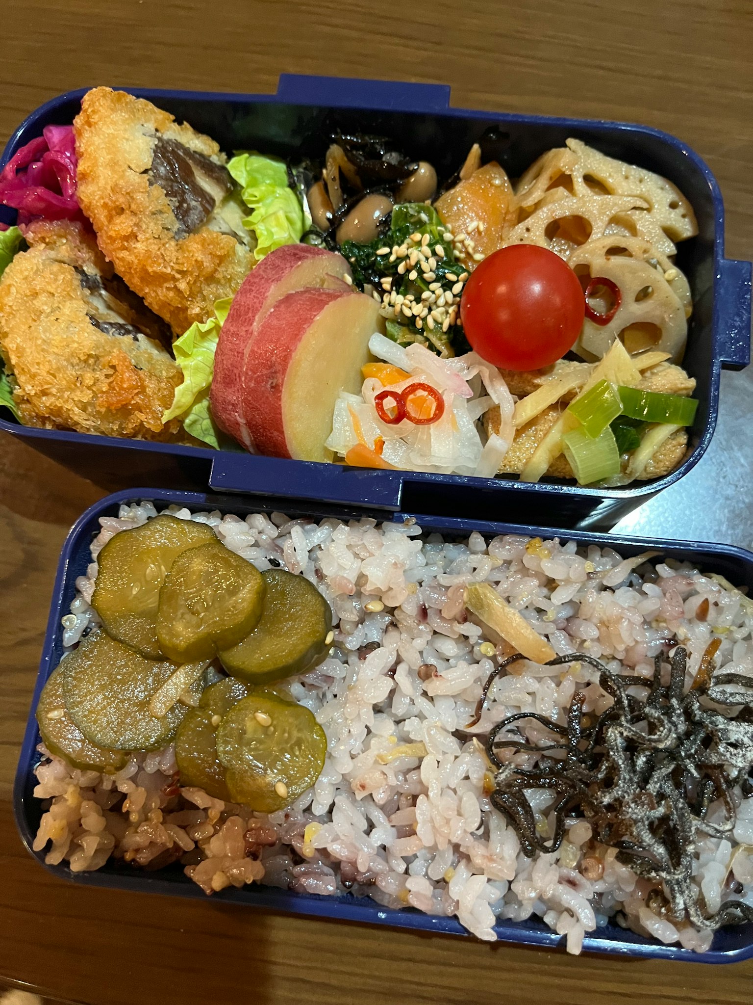 Boîte à bento colorée remplie de divers plats et de riz