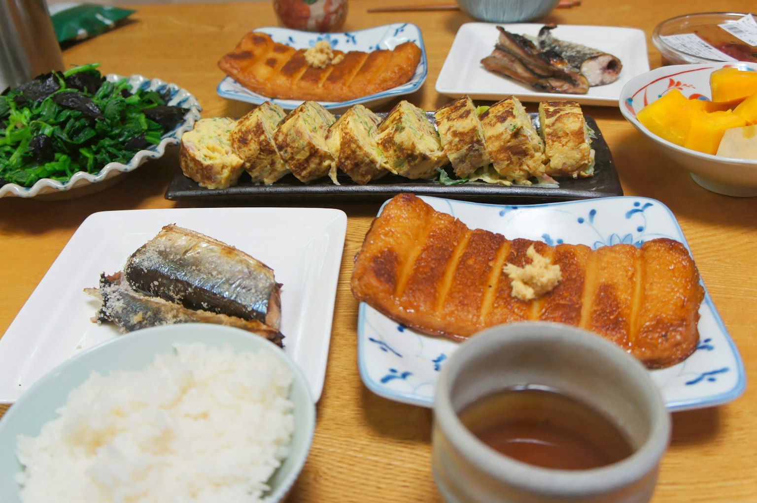 일본 요리가 담긴 테이블과 밥과 차