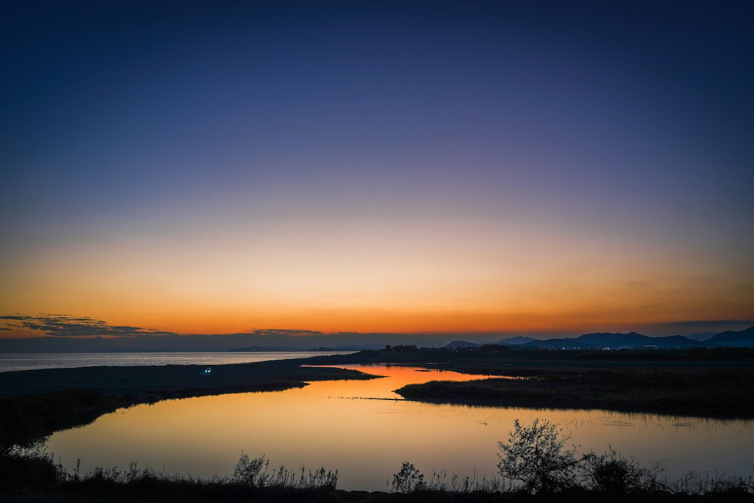 Magnifico paesaggio al tramonto con un fiume tranquillo
