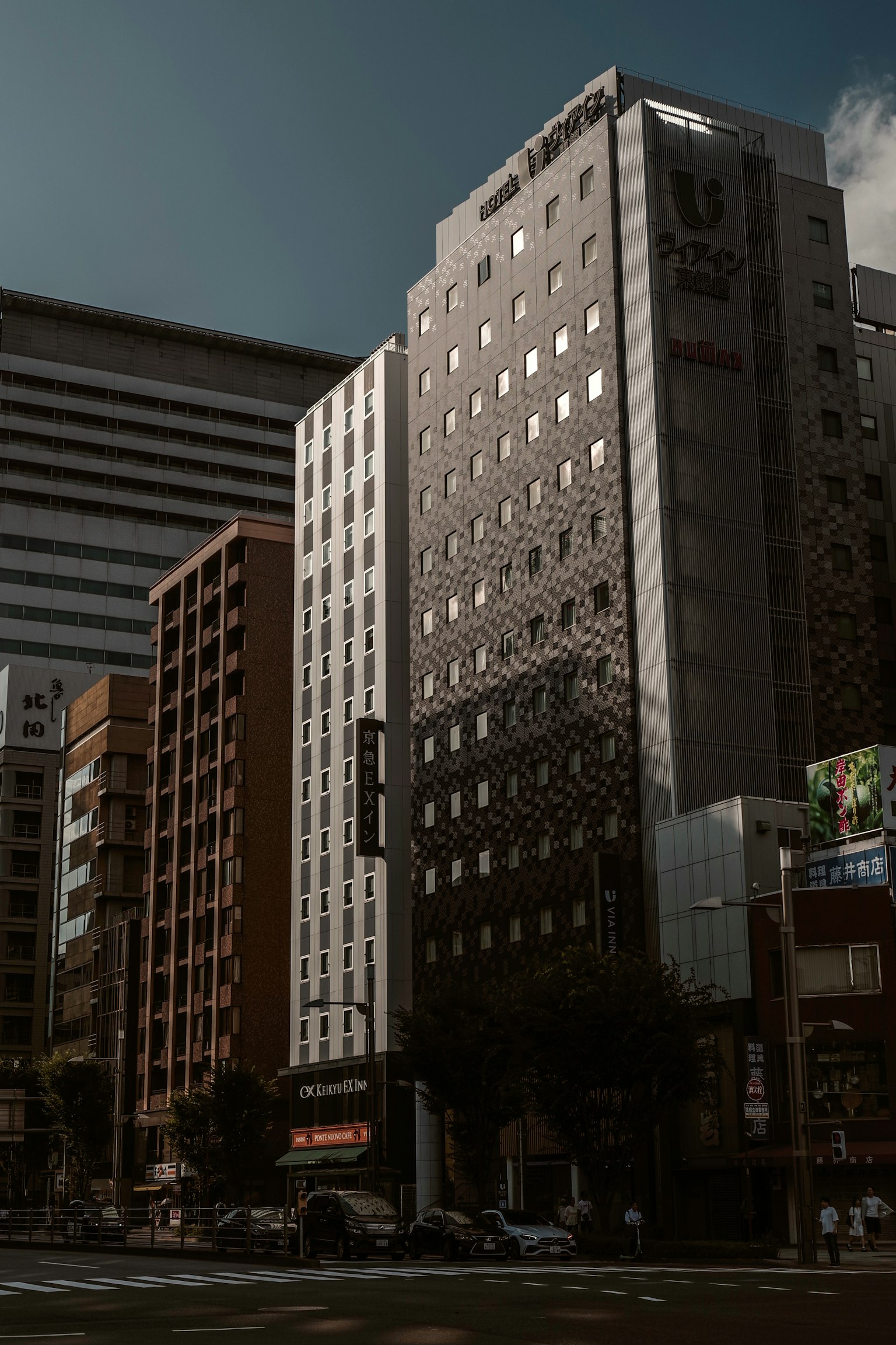 ทิวทัศน์เมืองที่มีตึกสูงใต้ท้องฟ้าที่สดใส