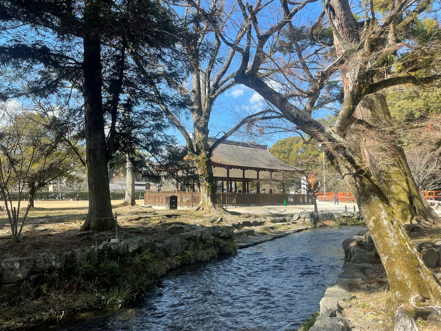 Vista panoramica di un edificio tradizionale vicino a un fiume con alberi